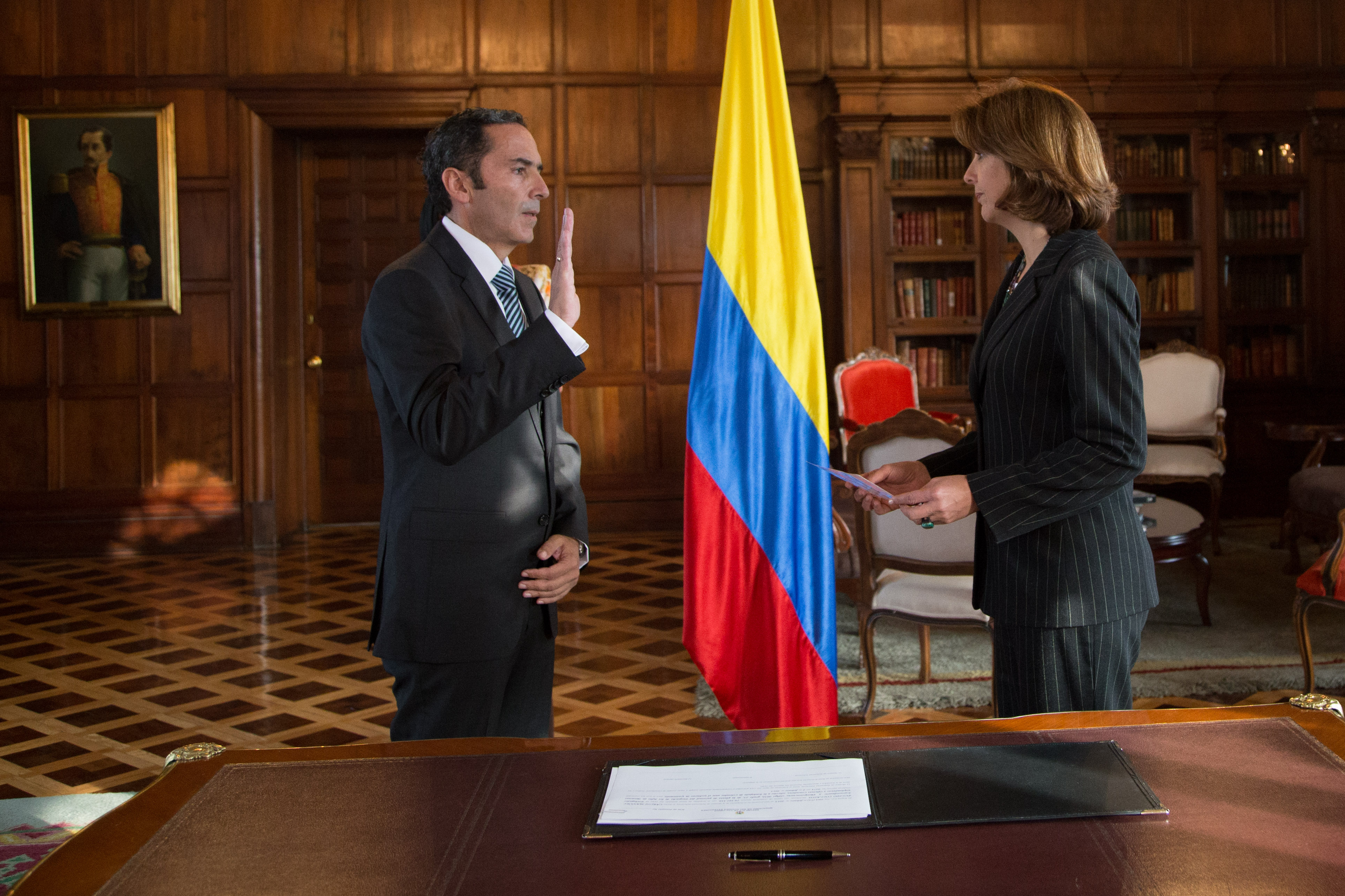 Canciller María Ángela Holguín posesionó a Carlos Manuel Pulido Collazos como Embajador de Colombia ante el Gobierno de Guatemala 