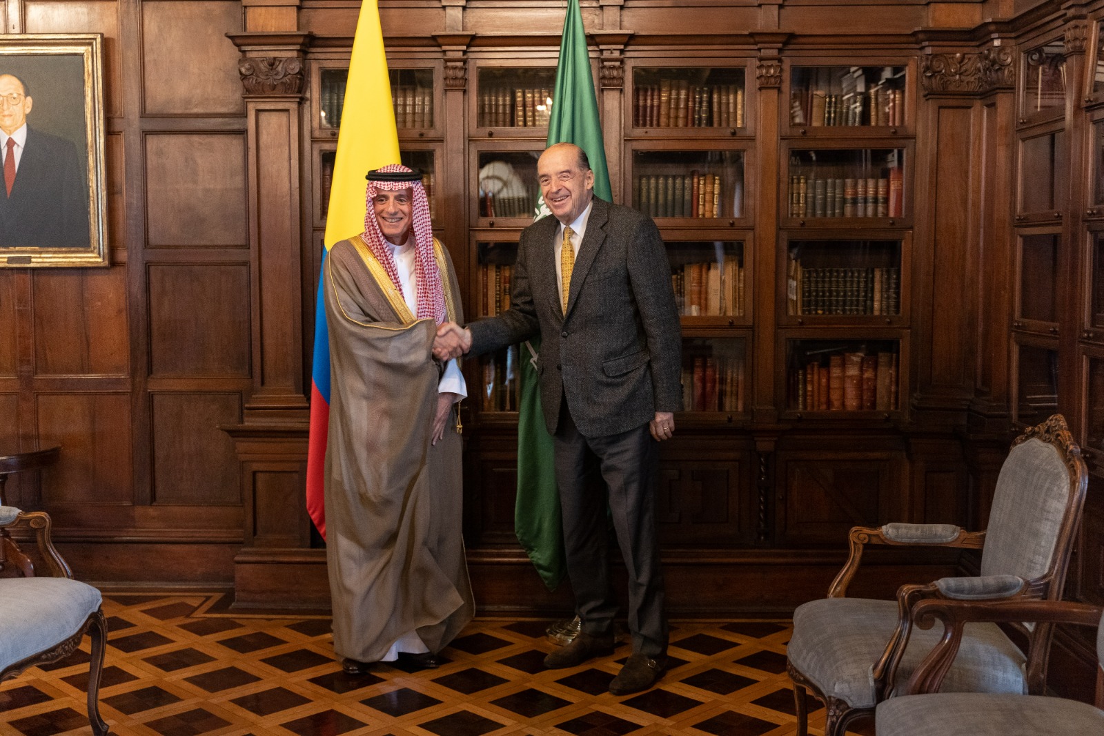 Canciller Álvaro Leyva habló con el ministro de Estado para Asuntos Exteriores de Arabia Saudita, Adel Al-Jubeir, sobre la importancia de las inversiones en los sectores de transición energética, salud y agricultura