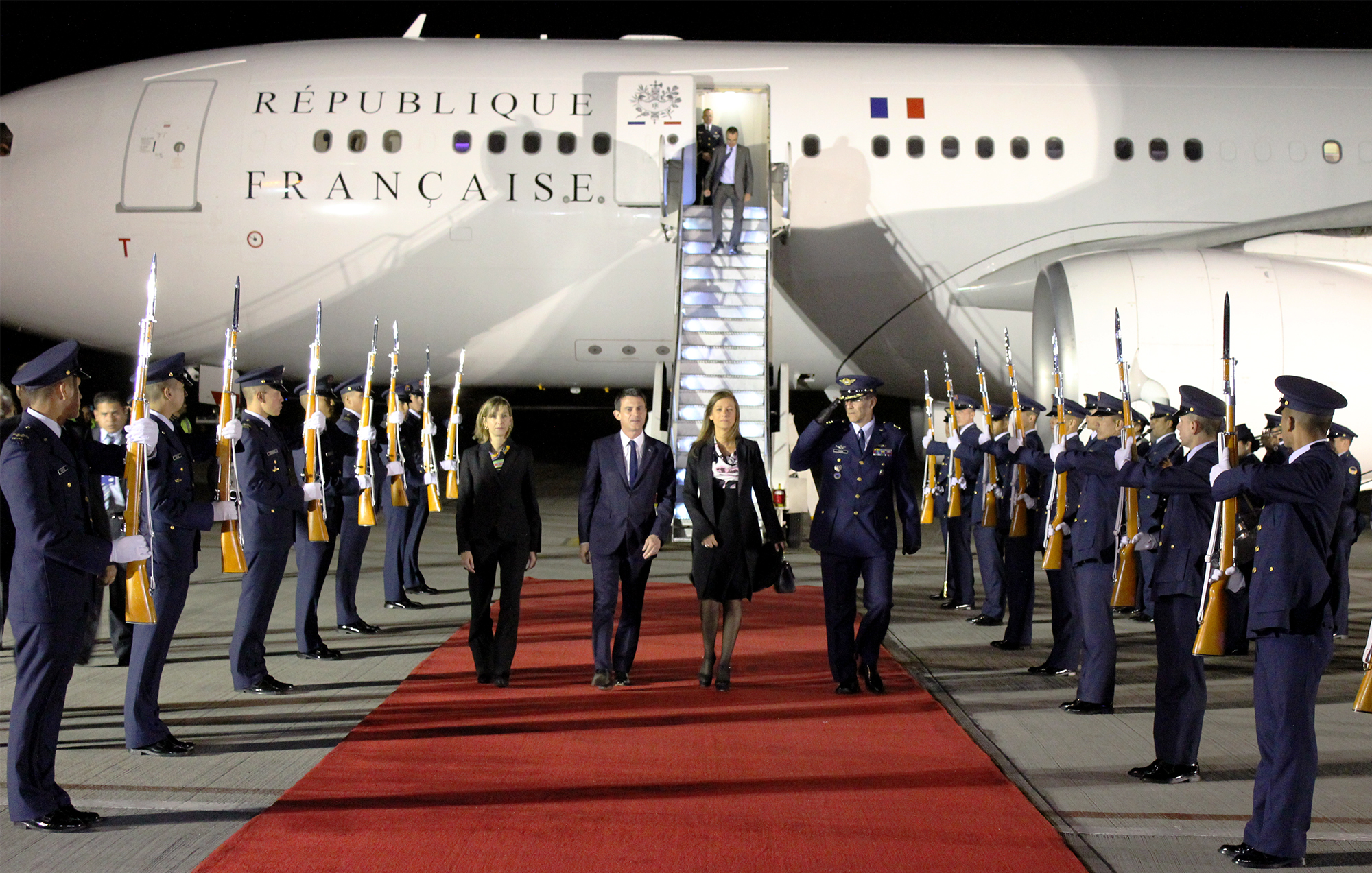 Viceministra de Relaciones Exteriores recibió en el aeropuerto  militar de Catam al Primer Ministro de Francia, quien llegó en visita oficial