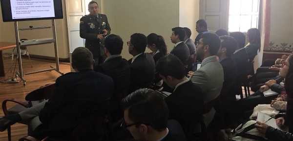 Oficial de la Policía Nacional compartió su experticia con estudiantes del Curso de Capacitación Diplomática y Consular