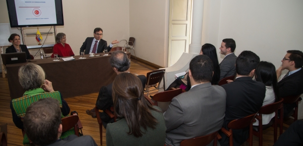El Embajador de la República de Turquía en Colombia explicó el funcionamiento de la Carrera Diplomática en su país, a los alumnos de la Academia Diplomática. 