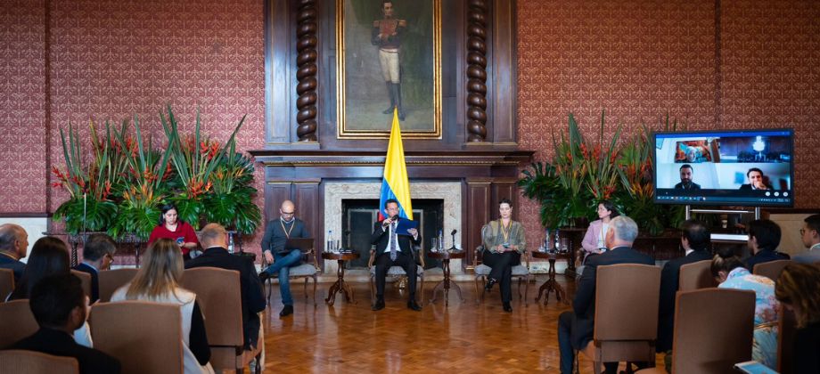 Con invitados de alto nivel del sector académico y diplomático, la Cancillería llevó a cabo el foro: ‘Reflexiones sobre la eventual adhesión de Colombia a la iniciativa china de la Franja y la Ruta’