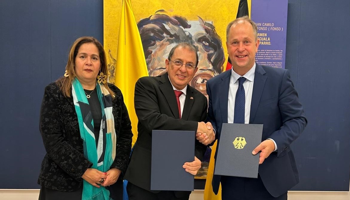 En la foto aparecen la Embajadora de Colombia en Alemania, Yadir Salazar Mejía; el Viceministro de Relaciones Exteriores, Jorge Rojas Rodríguez, y el Delegado Especial del Gobierno Federal para Acuerdos Migratorios, Dr. Joachim Stamp.