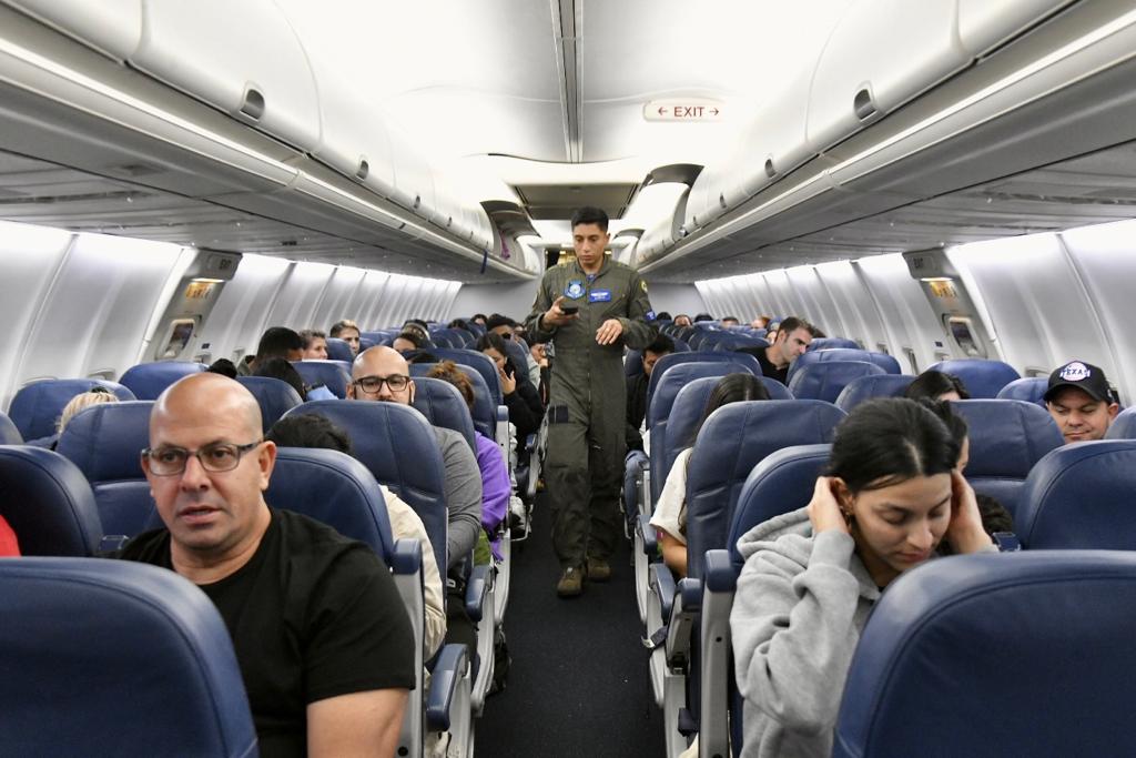 Regresa al país el último vuelo humanitario con connacionales repatriados desde Israel.  Foto: UNGRD