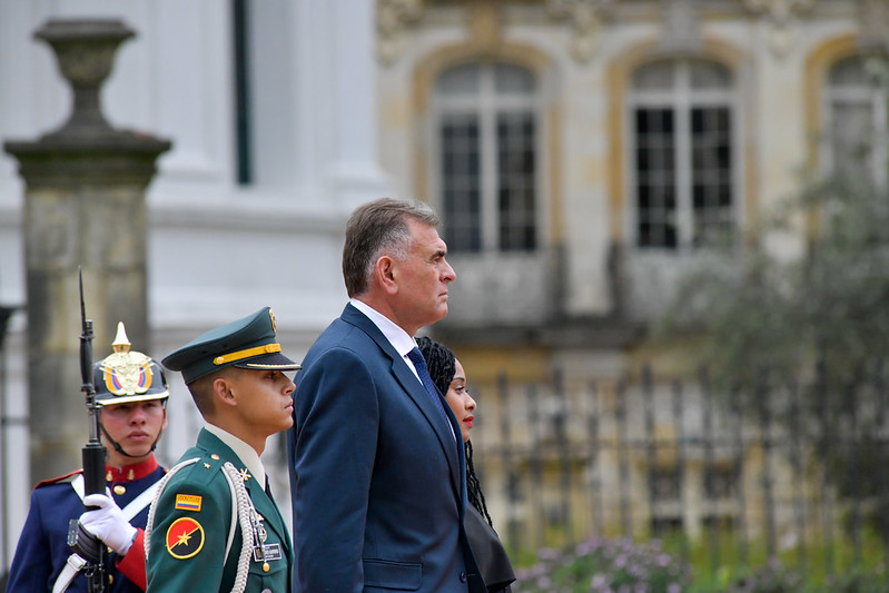 Embajador de Rumanía, señor Manuel Plesa.