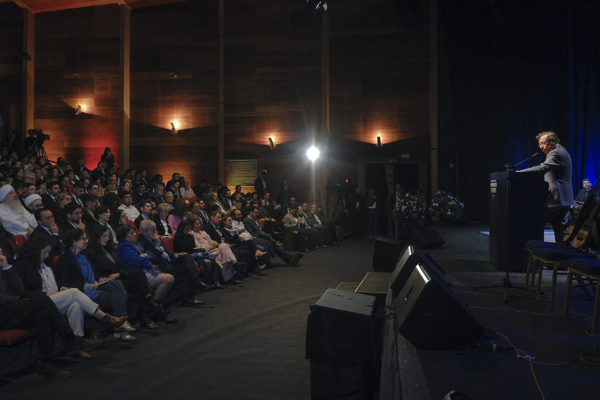Canciller (e) Rosa Yolanda Villavicencio Mapy acompaña al Presidente Gustavo Petro durante su intervención en el Encuentro con la Sociedad Civil en el marco de la ‘Reunión de Alto Nivel: Democracia Siempre’