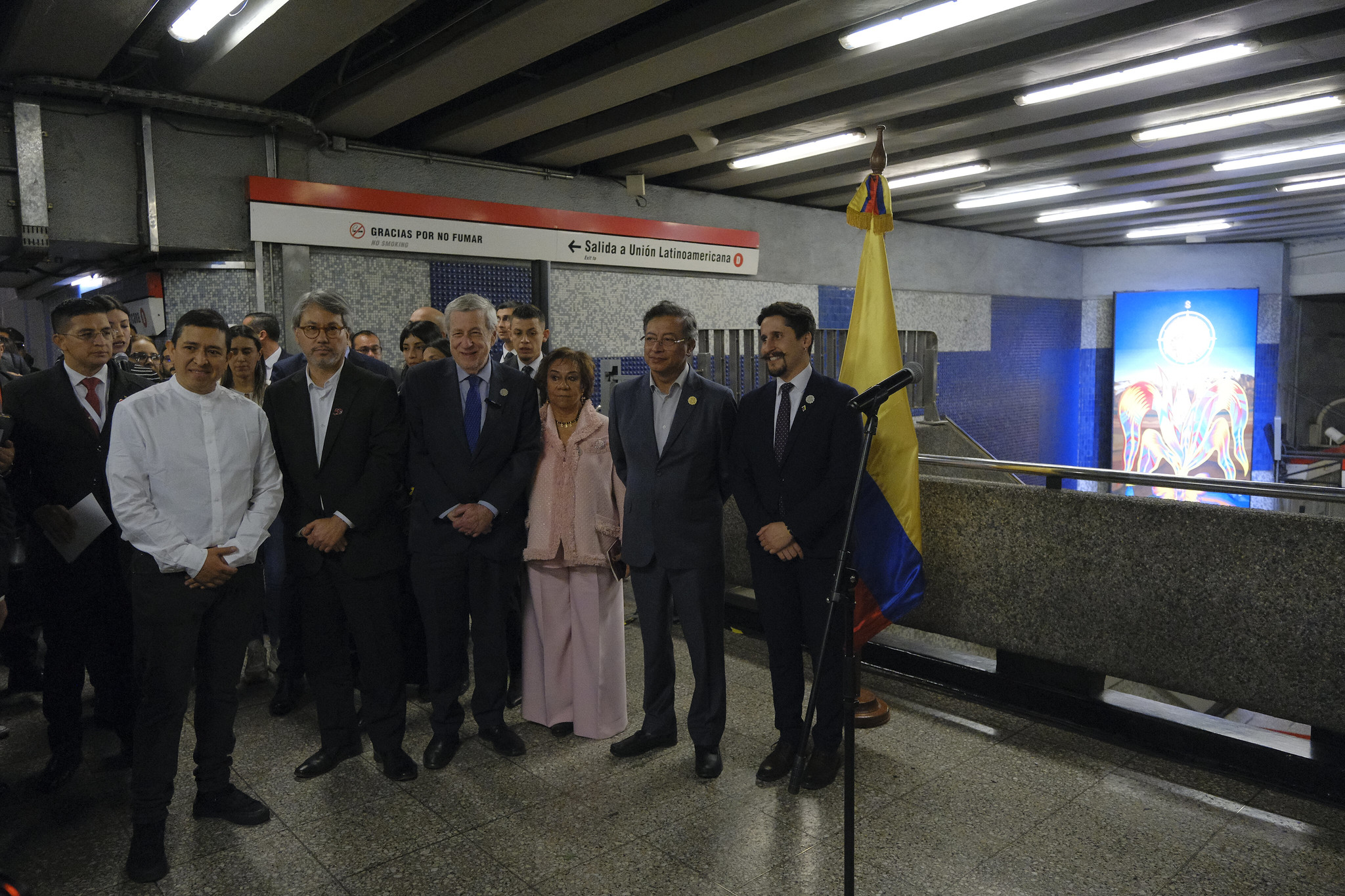 Canciller (e) Rosa Yolanda Villavicencio Mapy y el Presidente Gustavo Petro asisten a la inauguración del mural 'Nuestro norte es el sur' en el Metro de Santiago de Chile