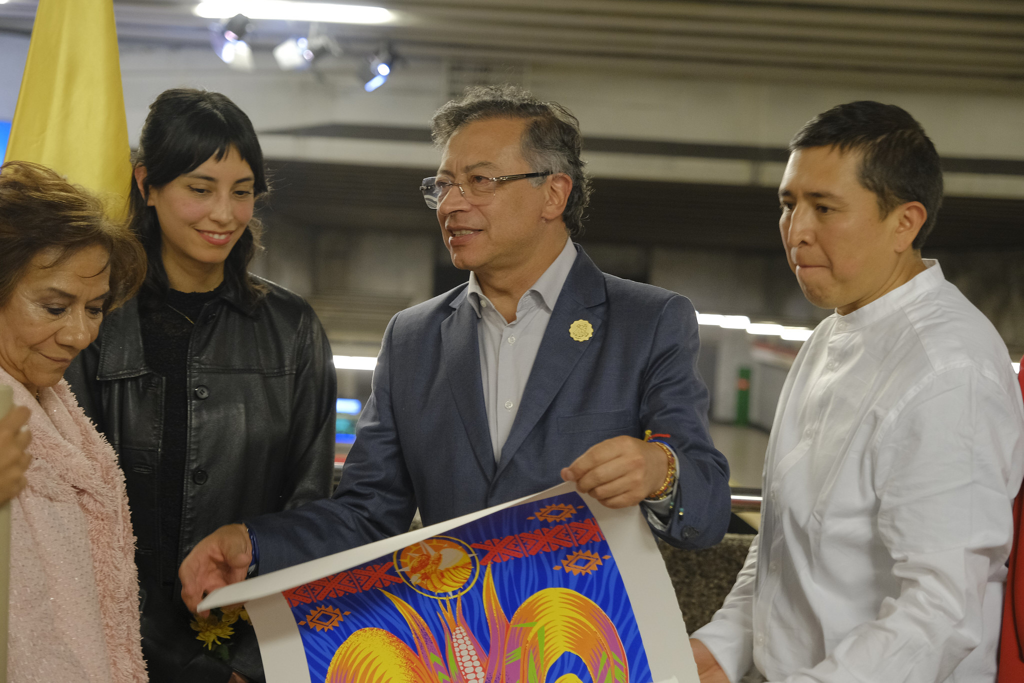 Canciller (e) Rosa Yolanda Villavicencio Mapy y el Presidente Gustavo Petro asisten a la inauguración del mural 'Nuestro norte es el sur' en el Metro de Santiago de Chile
