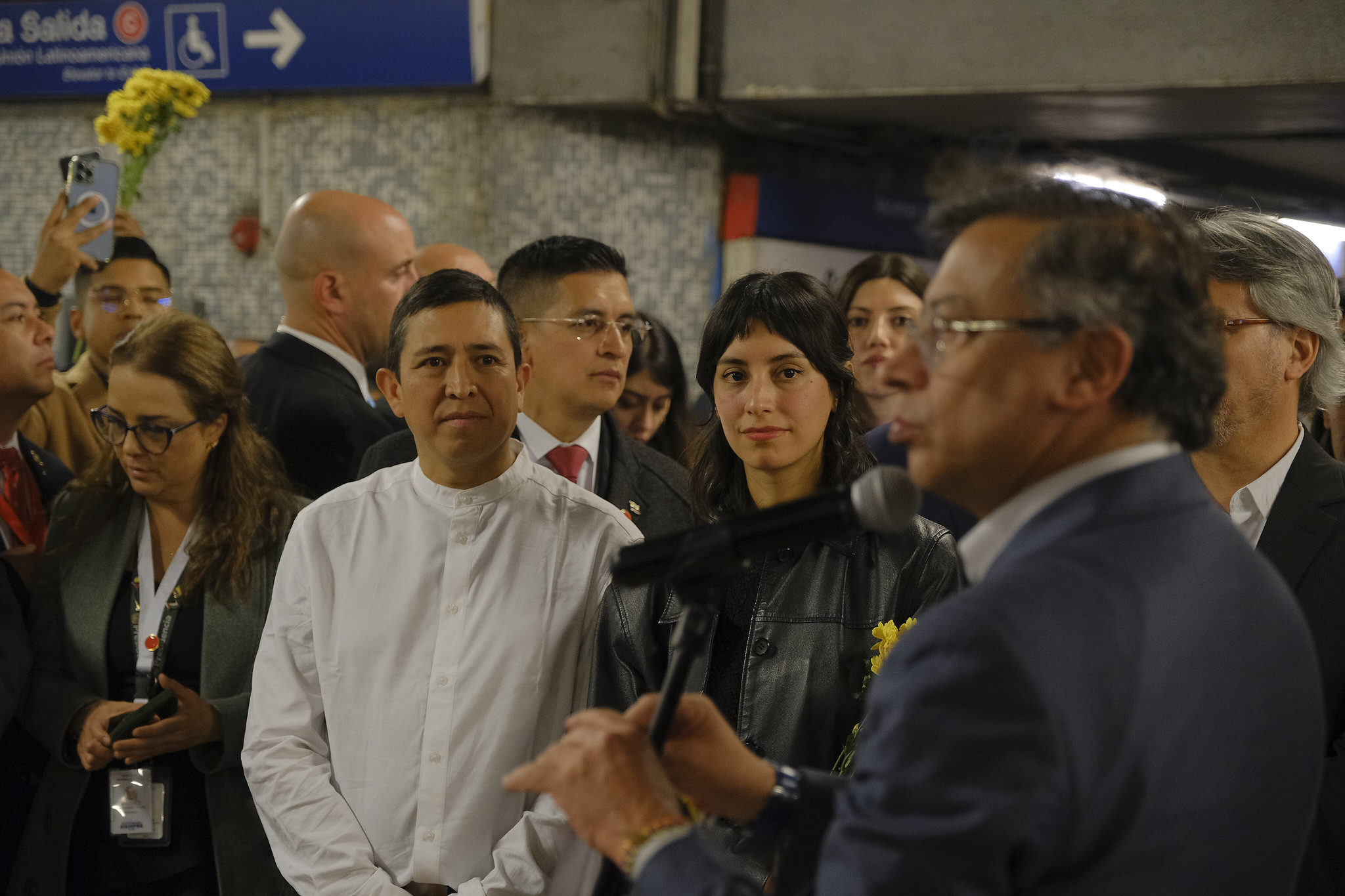 Canciller (e) Rosa Yolanda Villavicencio Mapy y el Presidente Gustavo Petro asisten a la inauguración del mural 'Nuestro norte es el sur' en el Metro de Santiago de Chile