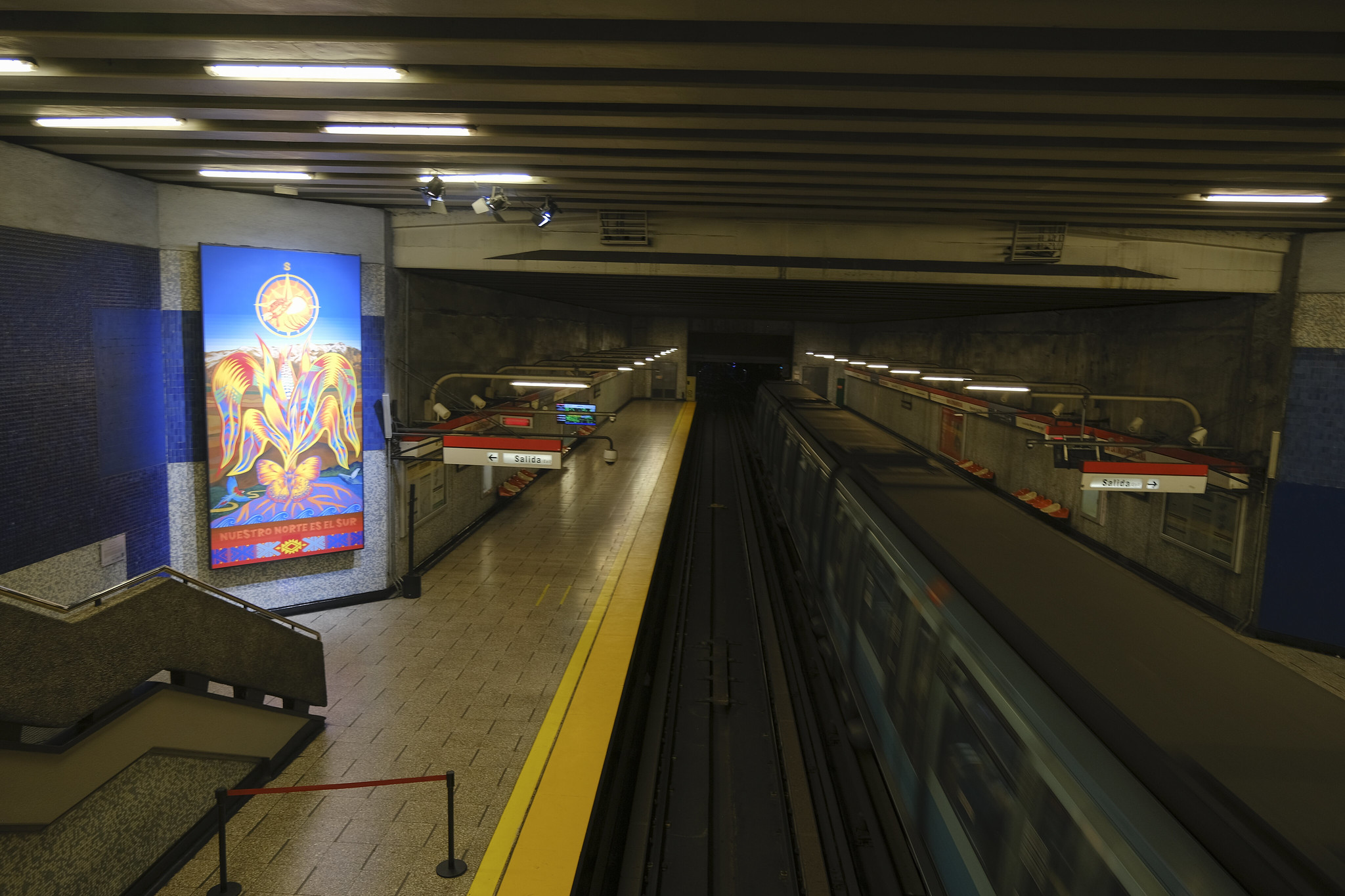 Canciller (e) Rosa Yolanda Villavicencio Mapy y el Presidente Gustavo Petro asisten a la inauguración del mural 'Nuestro norte es el sur' en el Metro de Santiago de Chile