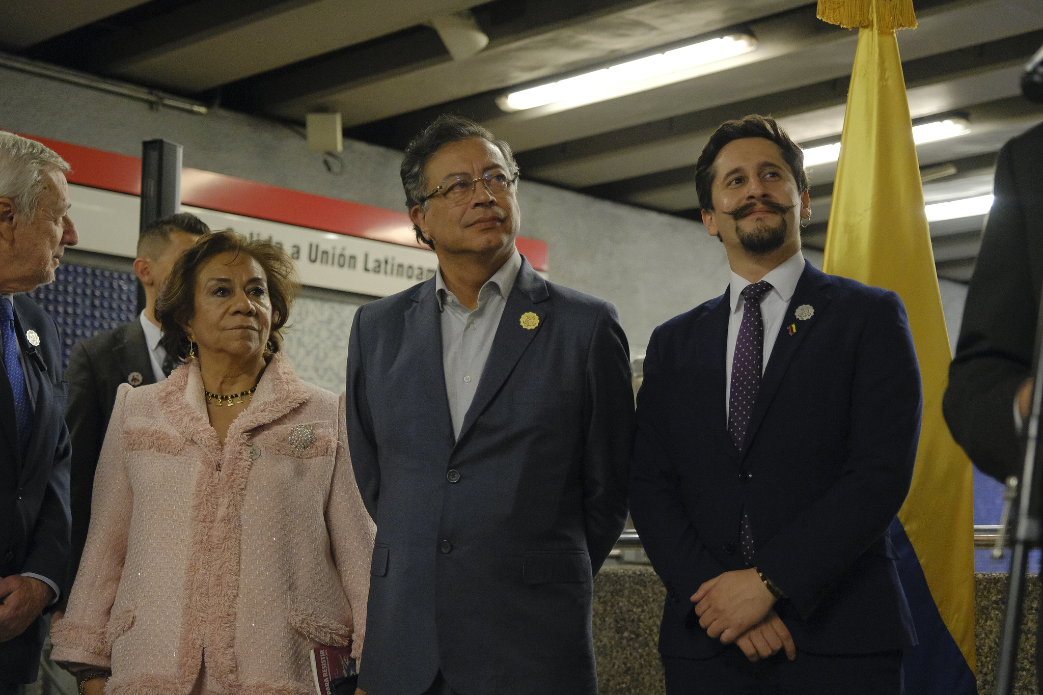 Canciller (e) Rosa Yolanda Villavicencio Mapy y el Presidente Gustavo Petro asisten a la inauguración del mural 'Nuestro norte es el sur' en el Metro de Santiago de Chile