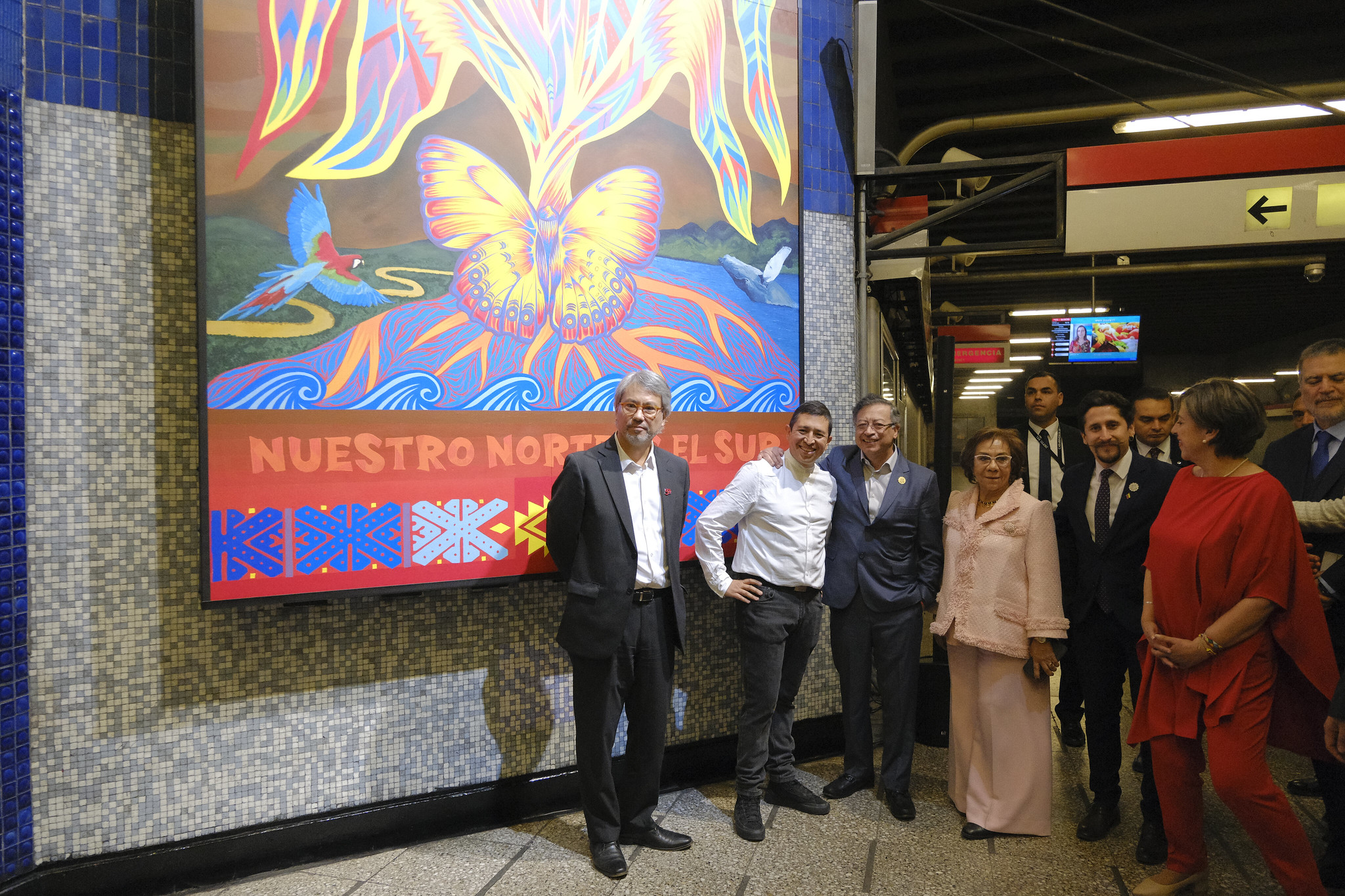 Canciller (e) Rosa Yolanda Villavicencio Mapy y el Presidente Gustavo Petro asisten a la inauguración del mural 'Nuestro norte es el sur' en el Metro de Santiago de Chile