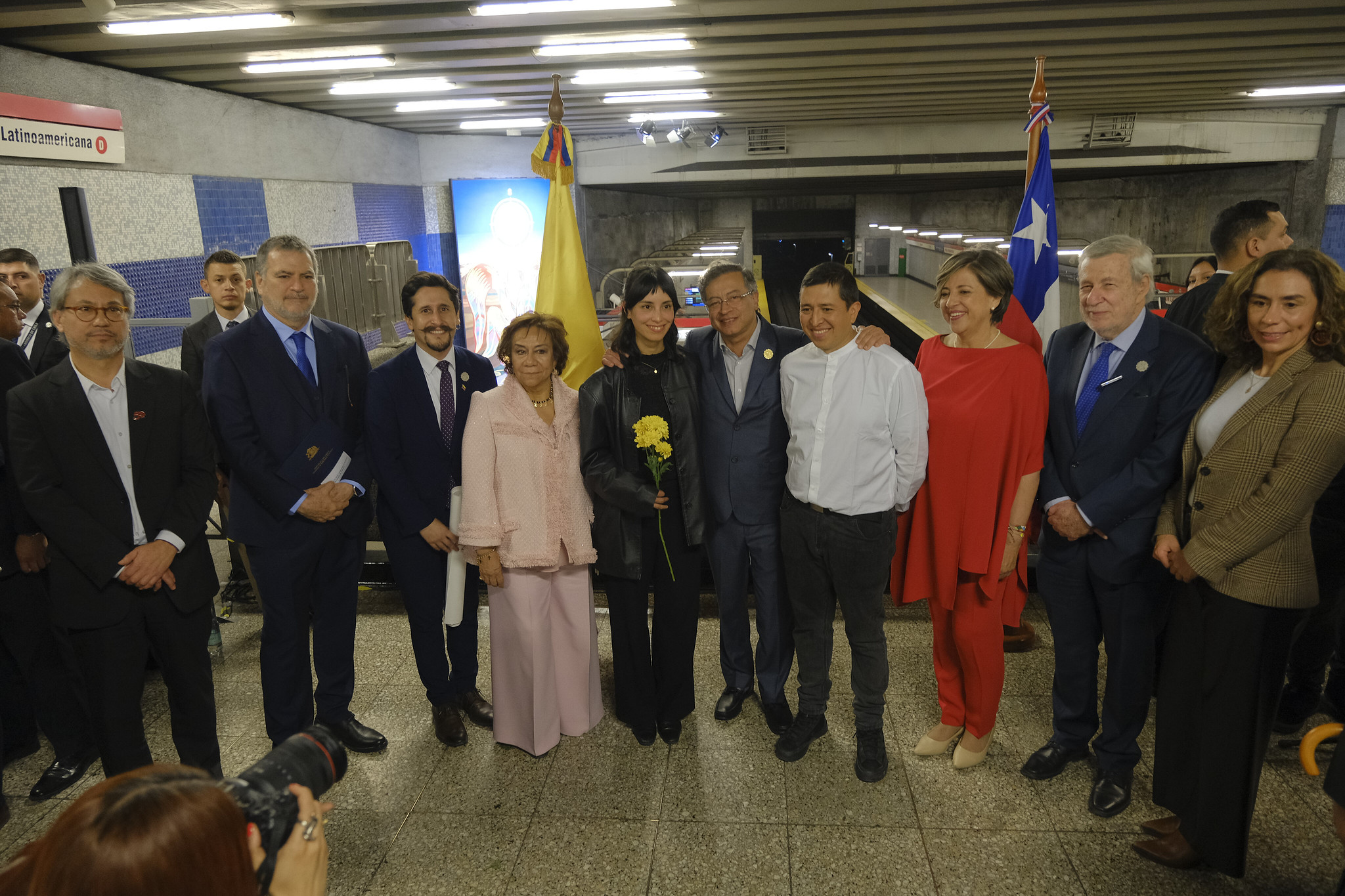 Canciller (e) Rosa Yolanda Villavicencio Mapy y el Presidente Gustavo Petro asisten a la inauguración del mural 'Nuestro norte es el sur' en el Metro de Santiago de Chile