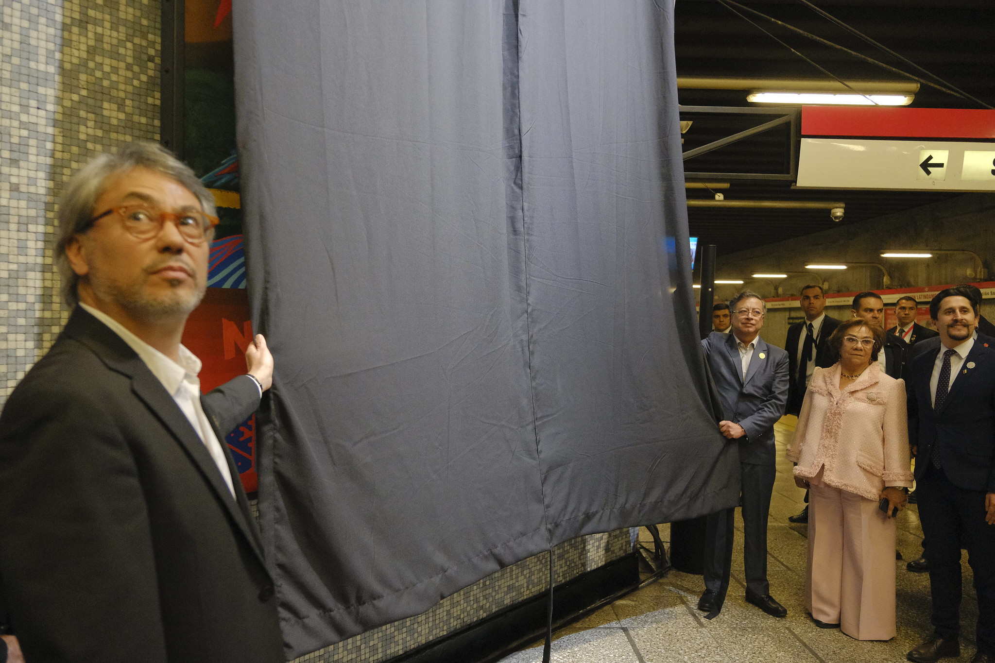 Canciller (e) Rosa Yolanda Villavicencio Mapy y el Presidente Gustavo Petro asisten a la inauguración del mural 'Nuestro norte es el sur' en el Metro de Santiago de Chile