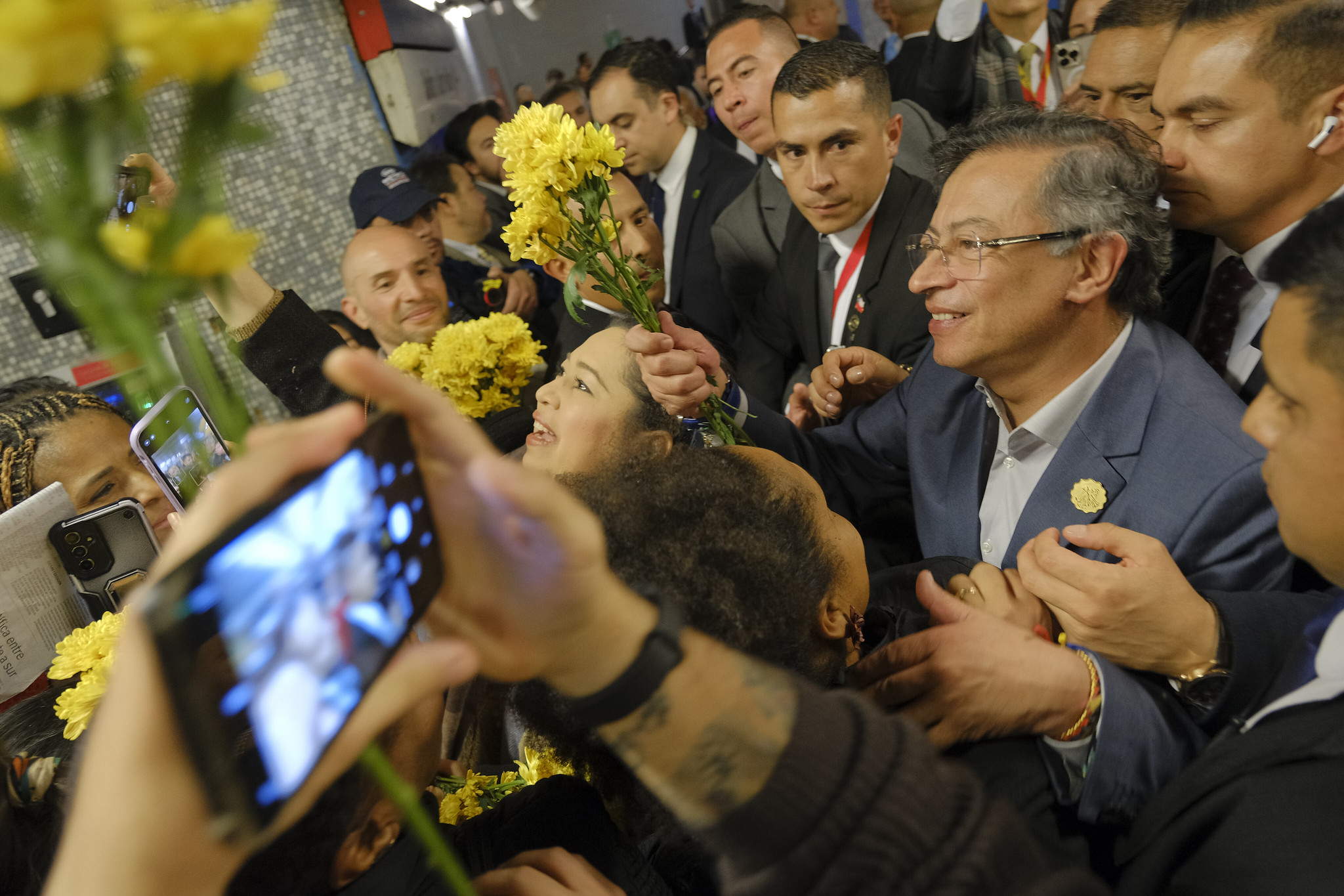 Canciller (e) Rosa Yolanda Villavicencio Mapy y el Presidente Gustavo Petro asisten a la inauguración del mural 'Nuestro norte es el sur' en el Metro de Santiago de Chile