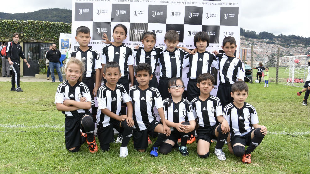 Equipo de futbol discount juventus para niños