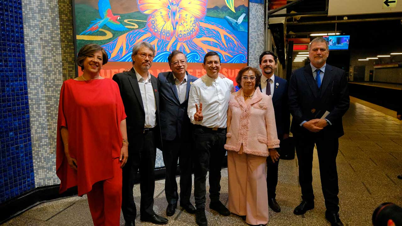 Canciller (e) Rosa Yolanda Villavicencio Mapy y el Presidente Gustavo Petro asisten a la inauguración del mural 'Nuestro norte es el sur' en el Metro de Santiago de Chile