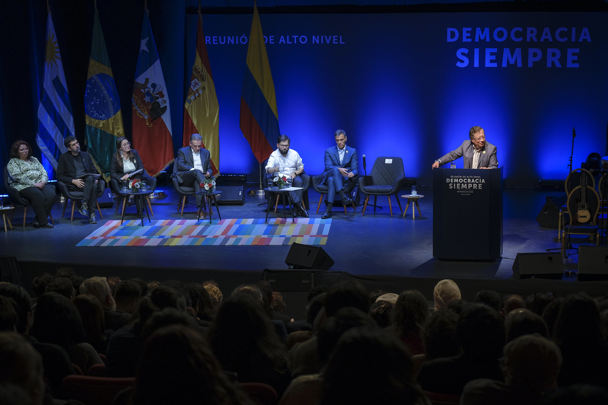 Canciller (e) Rosa Yolanda Villavicencio Mapy acompaña al Presidente Gustavo Petro durante su intervención en el Encuentro con la Sociedad Civil en el marco de la ‘Reunión de Alto Nivel: Democracia Siempre’