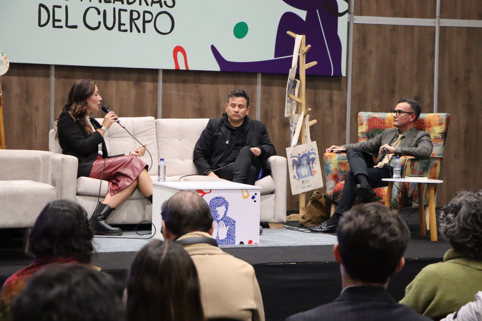 Mesa central del conversatorio sobre el impacto de la edición independiente en la transformación de las narrativas nacionales