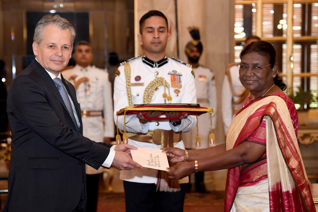 Embajador Victor Echeverri Jaramillo presentó cartas credenciales ante la presidente de la India