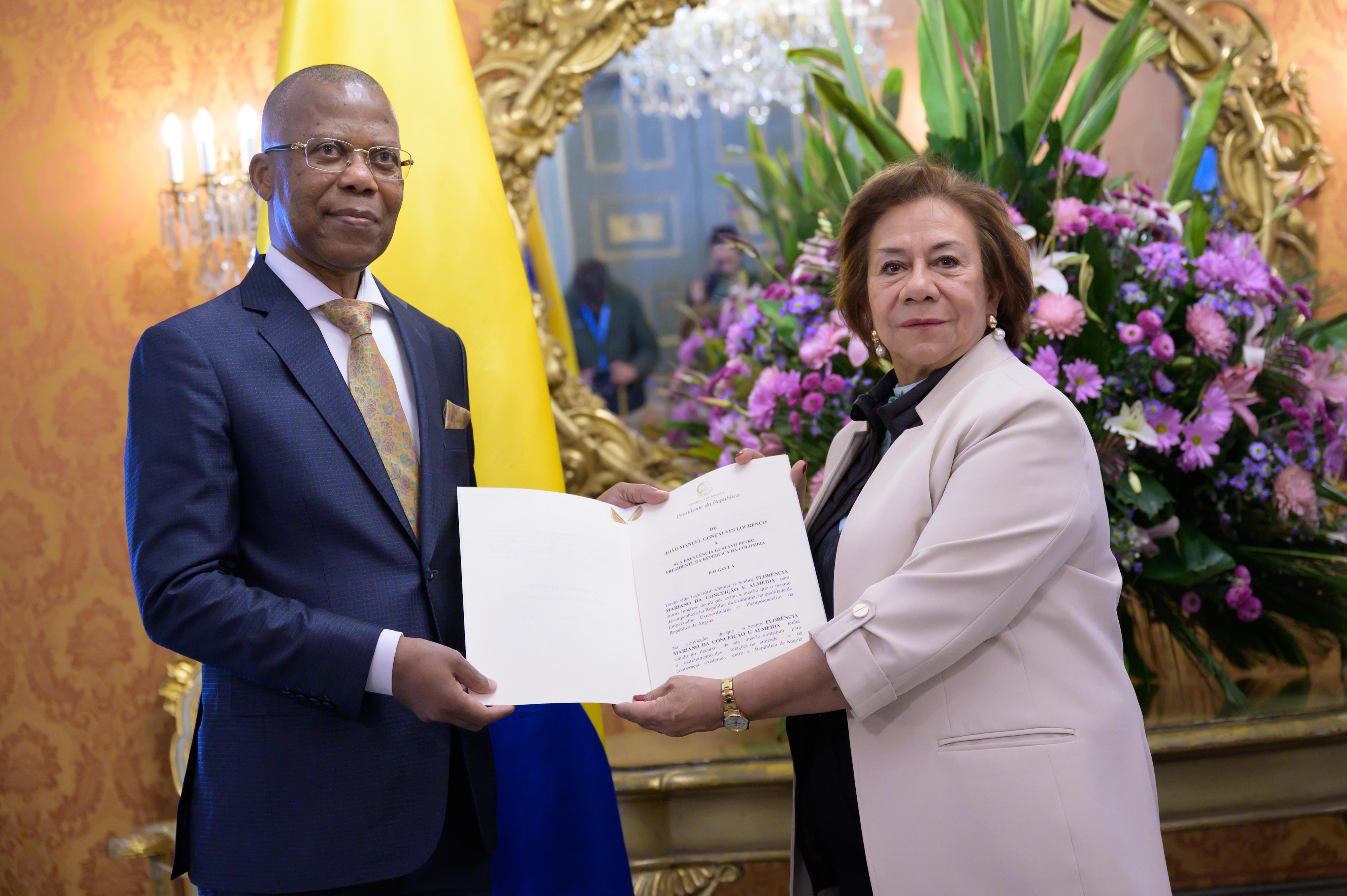 Embajador Extraordinario y Plenipotenciario de la República de Angola, Manuel Eduardo Dos Santos e Silva Bravo.