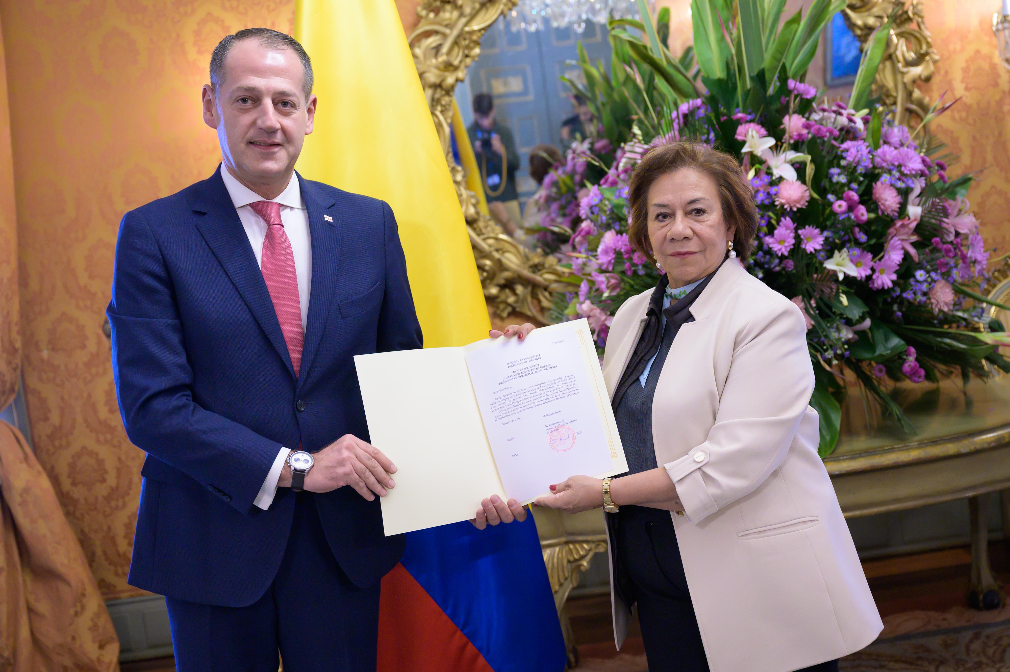 Embajador Extraordinario y Plenipotenciario de Georgia, Zurab Mchedlishvili.