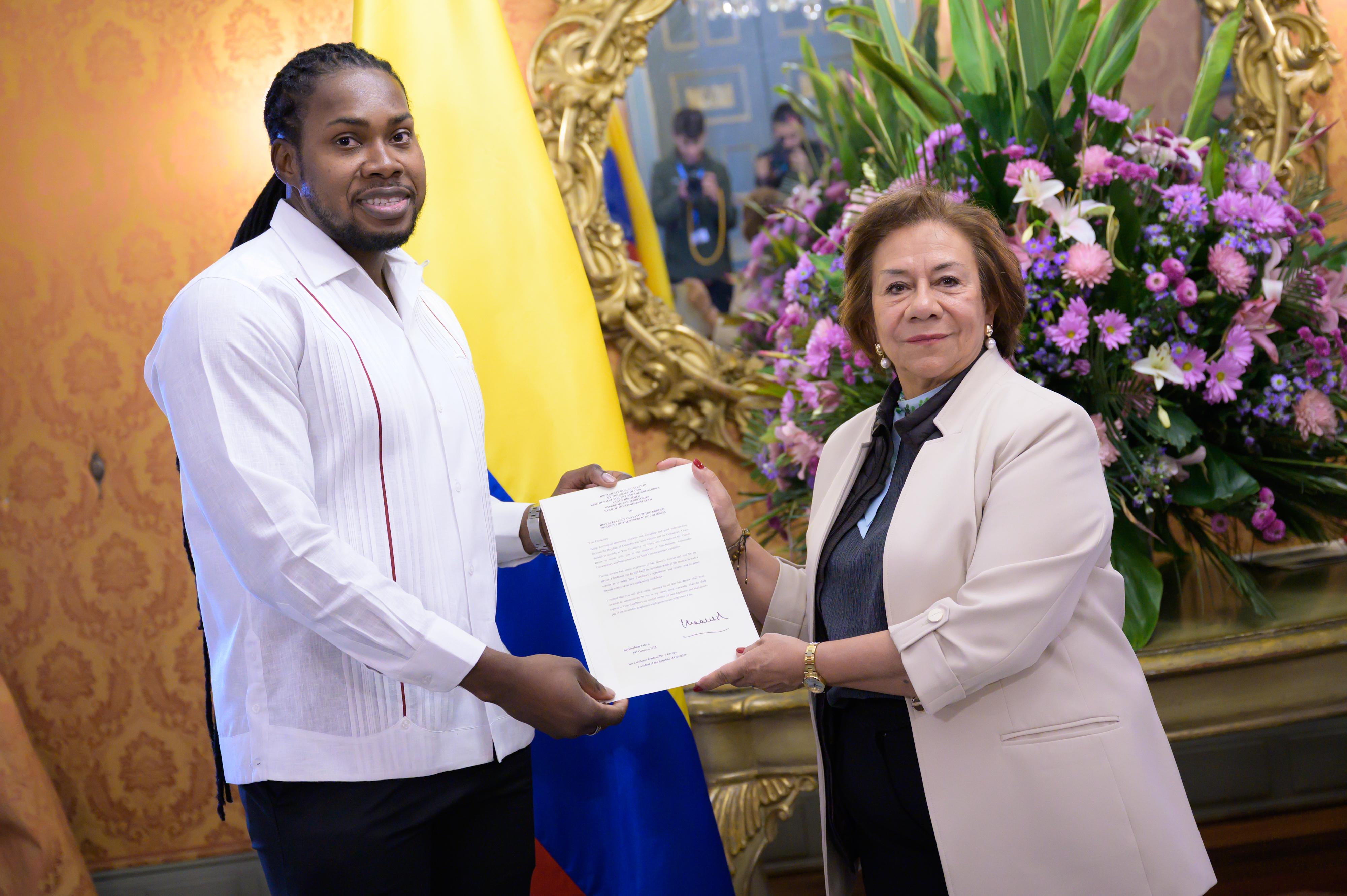 Embajador Extraordinario y Plenipotenciario de San Vicente y las Granadinas, Gareth Bynoe.