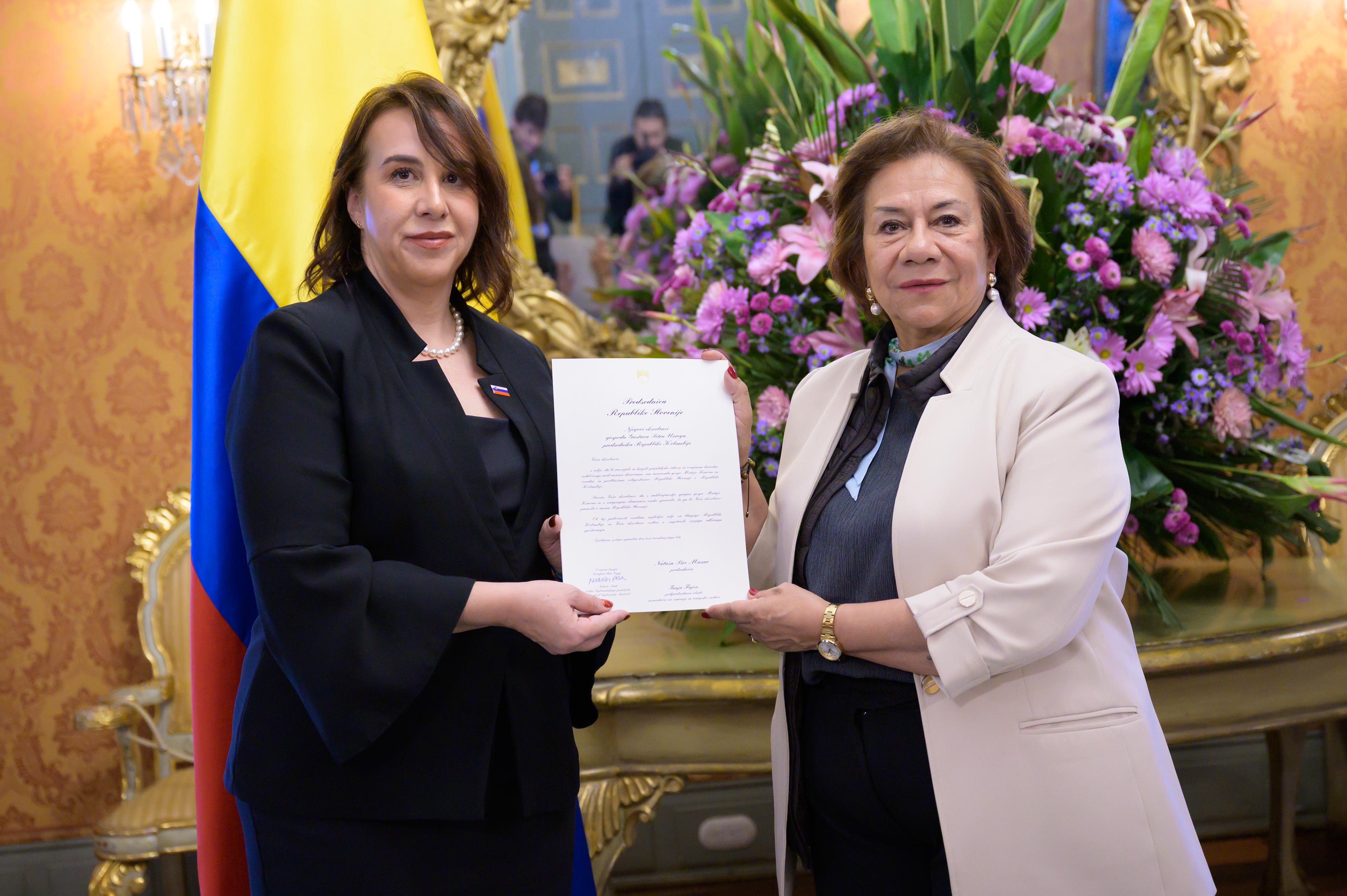 Embajadora Extraordinaria y Plenipotenciaria de la República de Eslovenia, Mateja Kračun.