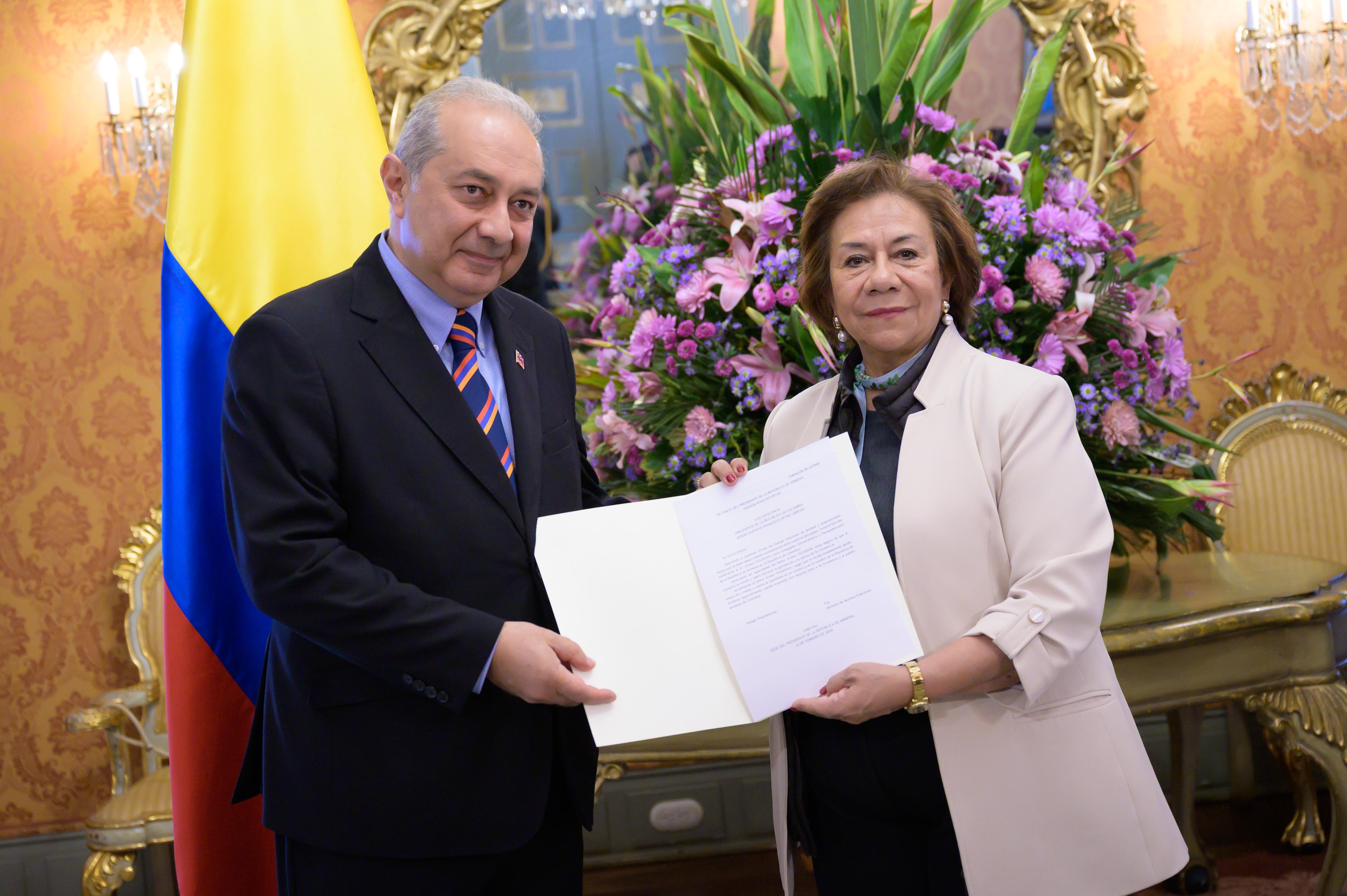 Embajador Extraordinario y Plenipotenciario de la República de Armenia, Armen Yeganian.