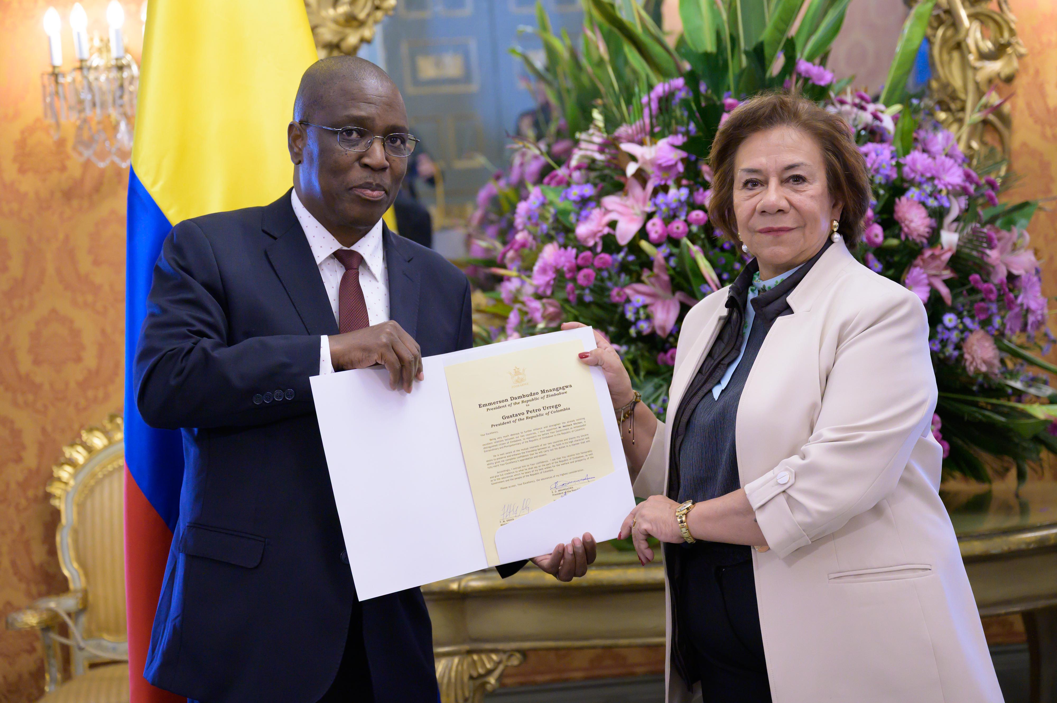 Embajador Extraordinario y Plenipotenciario de la República de Zimbabue, Meshack Kitchen.