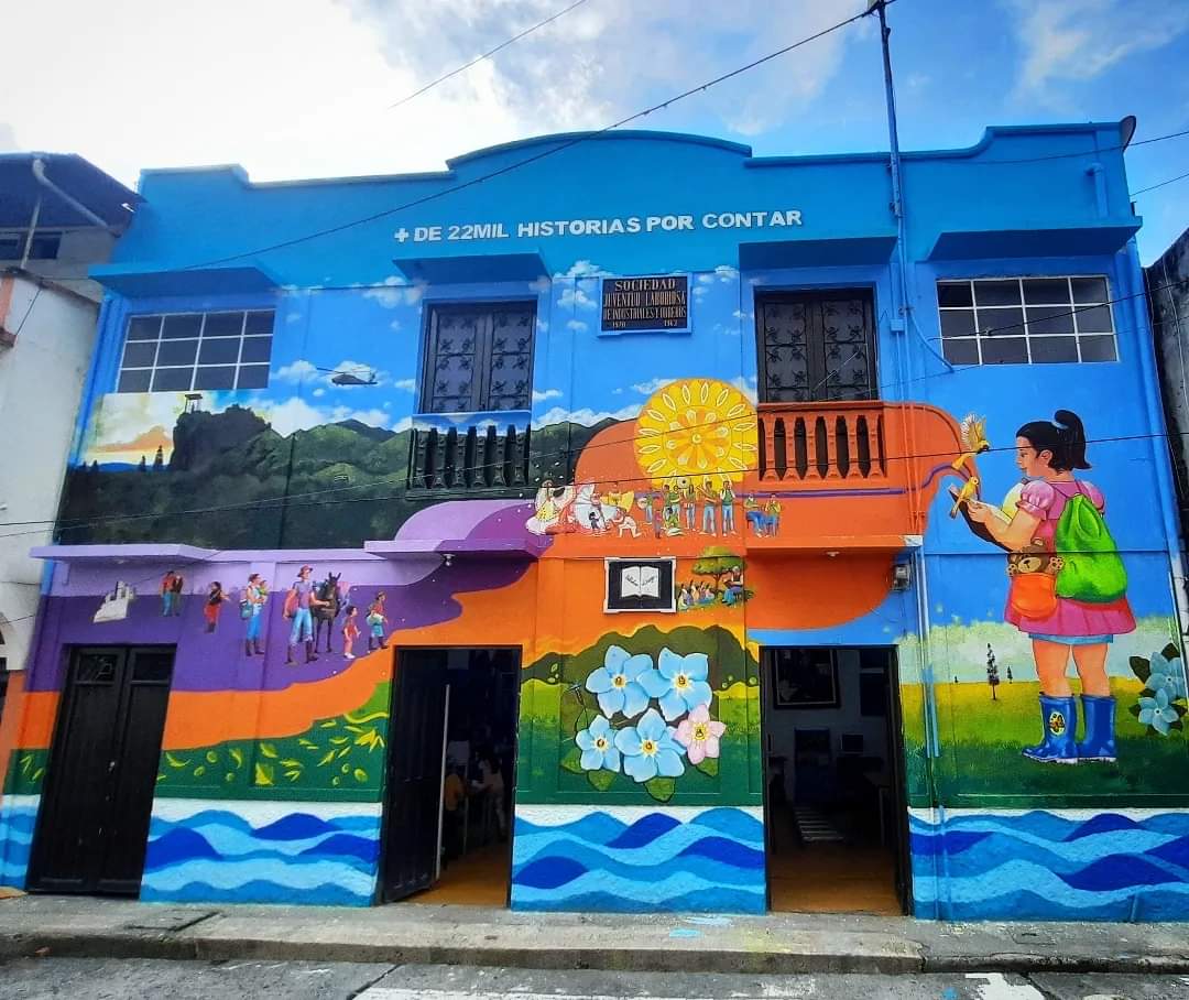 Niños, niñas y adolescentes de la iniciativa de Diplomacia deportiva y cultural para la prevención del reclutamiento armado de menores, de Cancillería, forjaron un mural que conmemora a las víctimas de la violencia en Samaniego