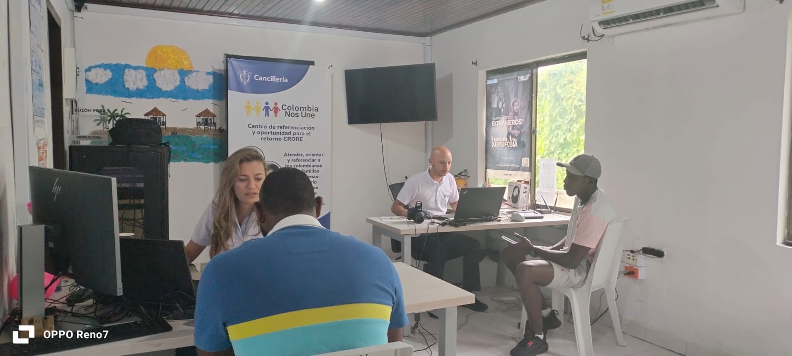 Cancillería prestando servicios consulares