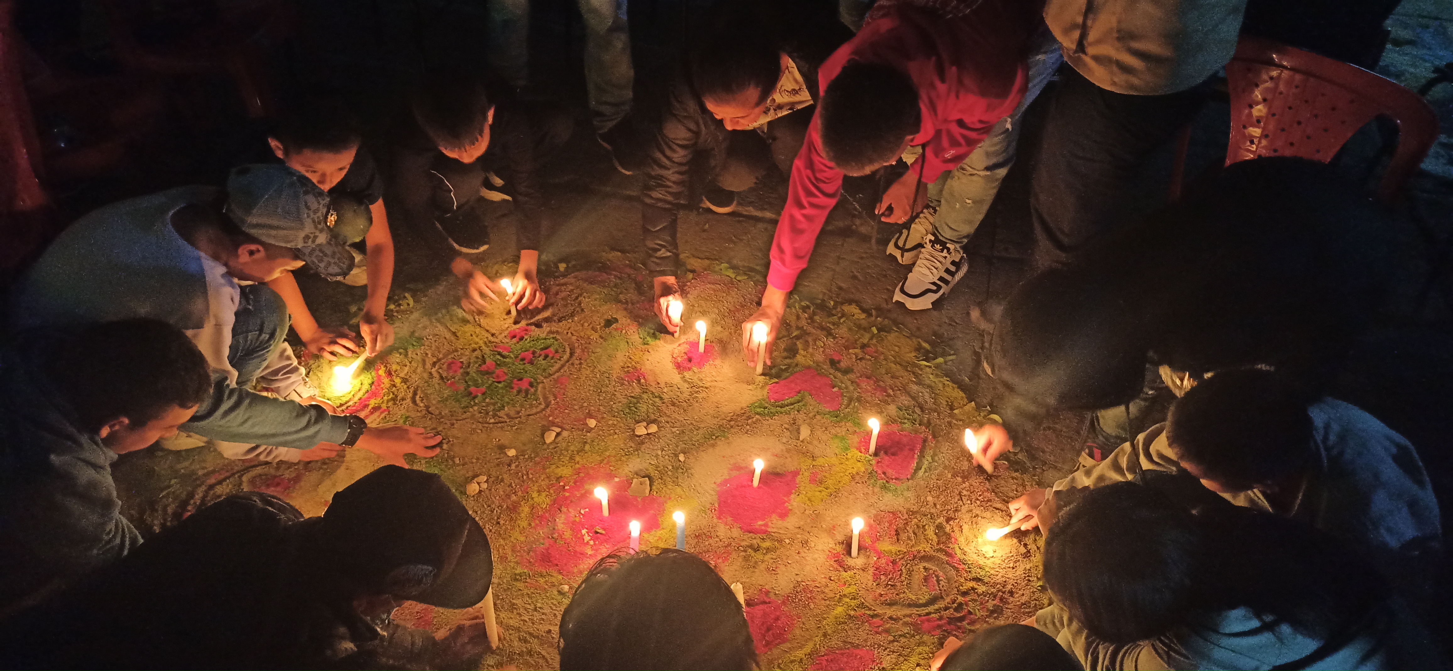 Niños, niñas y adolescentes de la iniciativa de Diplomacia deportiva y cultural para la prevención del reclutamiento armado de menores, de Cancillería, forjaron un mural que conmemora a las víctimas de la violencia en Samaniego