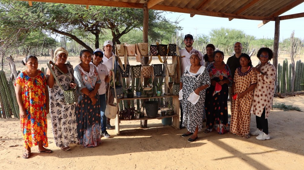 Mujeres de las comunidades Plaza de los Olivos, Wayacasira, Canaan, Kactaumana del municipio de Manaure, Camino Verde y Alamachon del municipio de Uribia beneficiarias del proyecto.