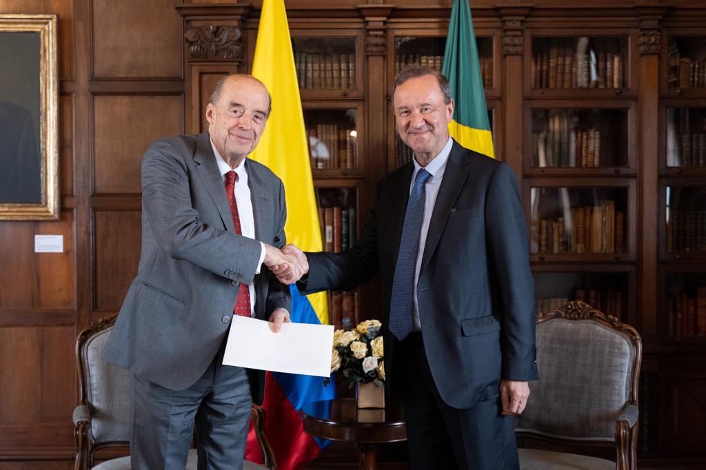 Bem-vindo à Colômbia: Ministro de Relaciones Exteriores, Álvaro Leyva Durán, recibió copia de Cartas Credenciales del embajador de Brasil