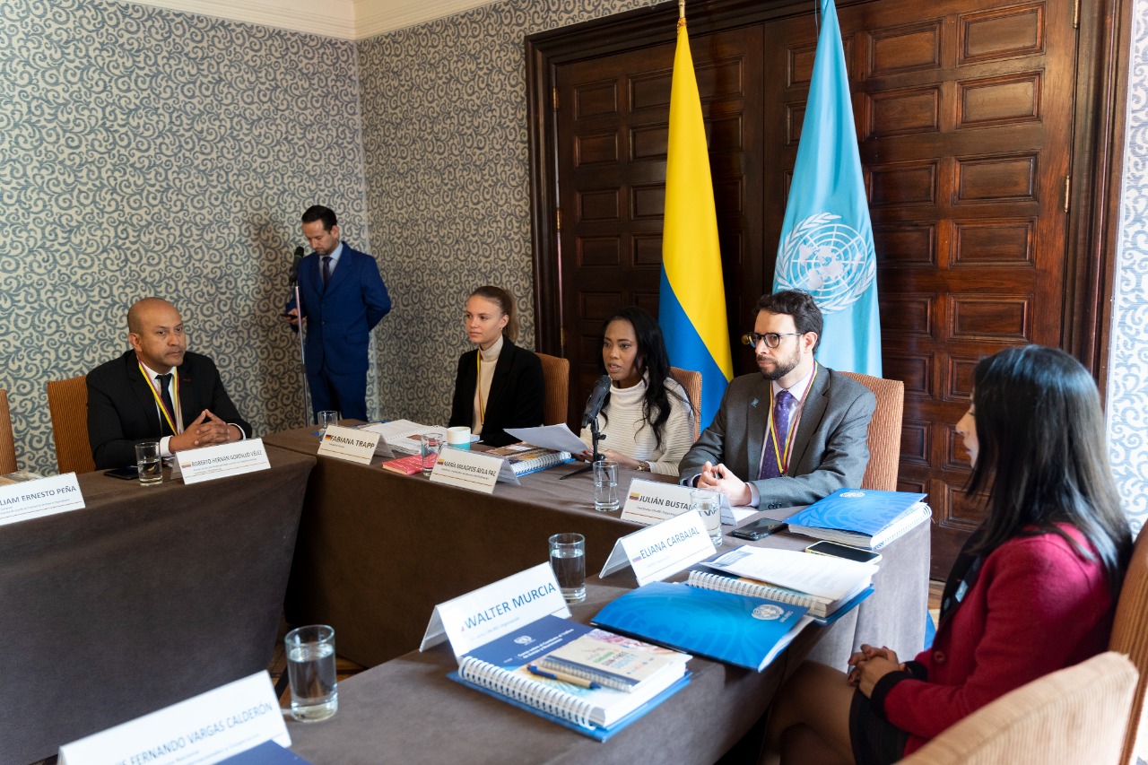 Autoridades colombianas intercambian sus experiencias para abordar el tráfico ilícito de armas y municiones durante curso internacional