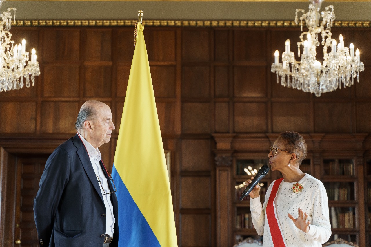 El Ministerio de Relaciones Exteriores condecoró, con la Orden Nacional del Mérito, a la investigadora y académica feminista, Mara Viveros Vigoya