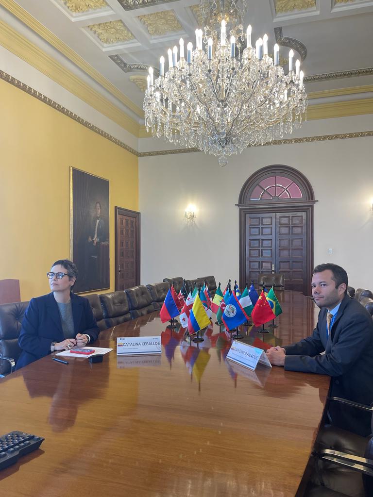 Hablando en español colombiano sobre la biodiversidad del país se clausuró la iniciativa de enseñanza de español como lengua extranjera para diplomáticos y servidores públicos
