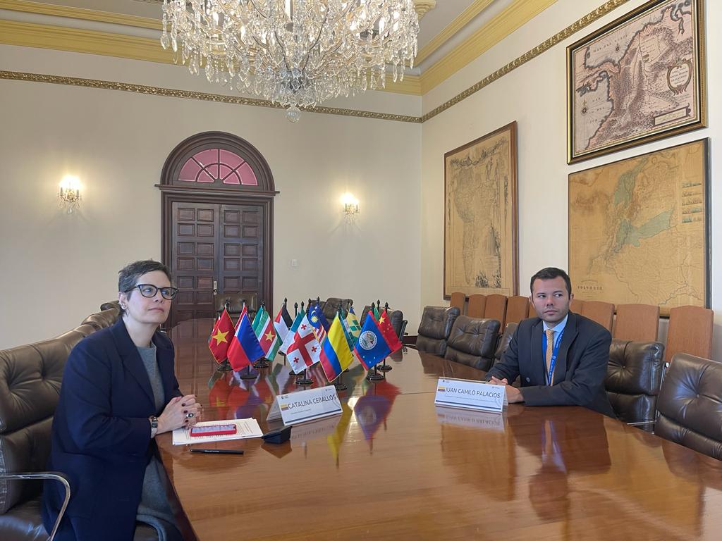 Hablando en español colombiano sobre la biodiversidad del país se clausuró la iniciativa de enseñanza de español como lengua extranjera para diplomáticos y servidores públicos
