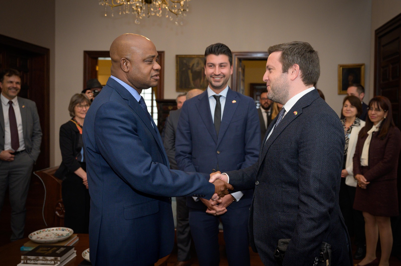 Ministro de Relaciones (E) recibe a delegación parlamentaria suiza