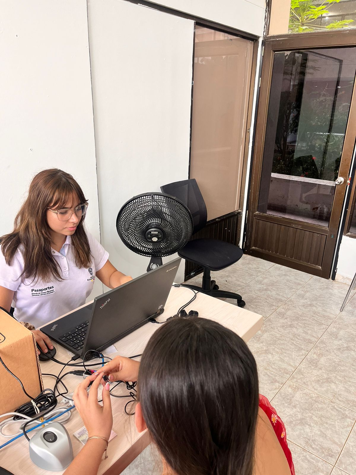 Cancillería prestando servicios consulares