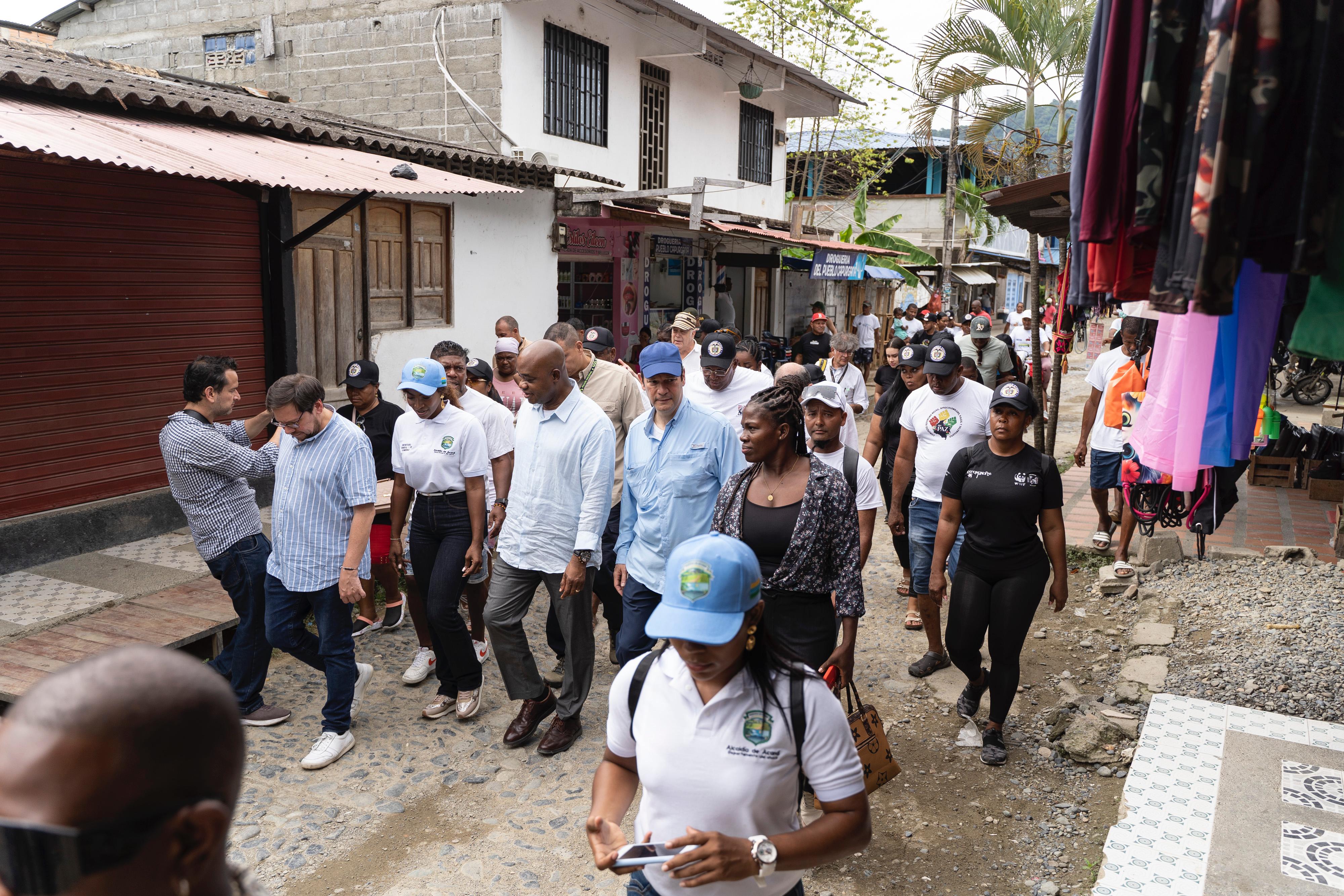 Canciller Luis Gilberto Murillo durante el recorrido en Capurganá con autoridades locales y actores sociales de la zona