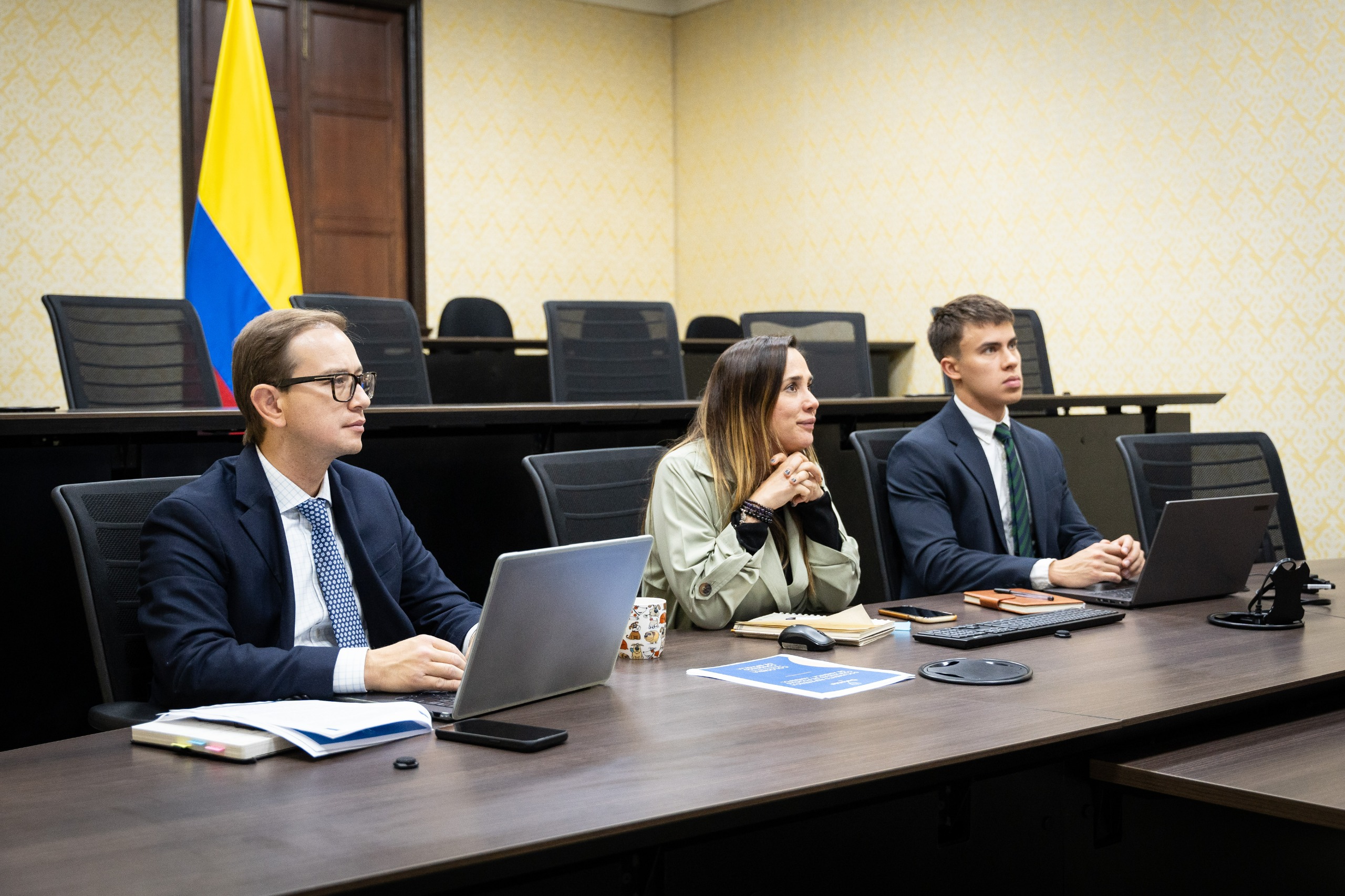 Foto de funcionarios de la Cancillería durante una videollamada con participación representantes de los doce países de América del Sur