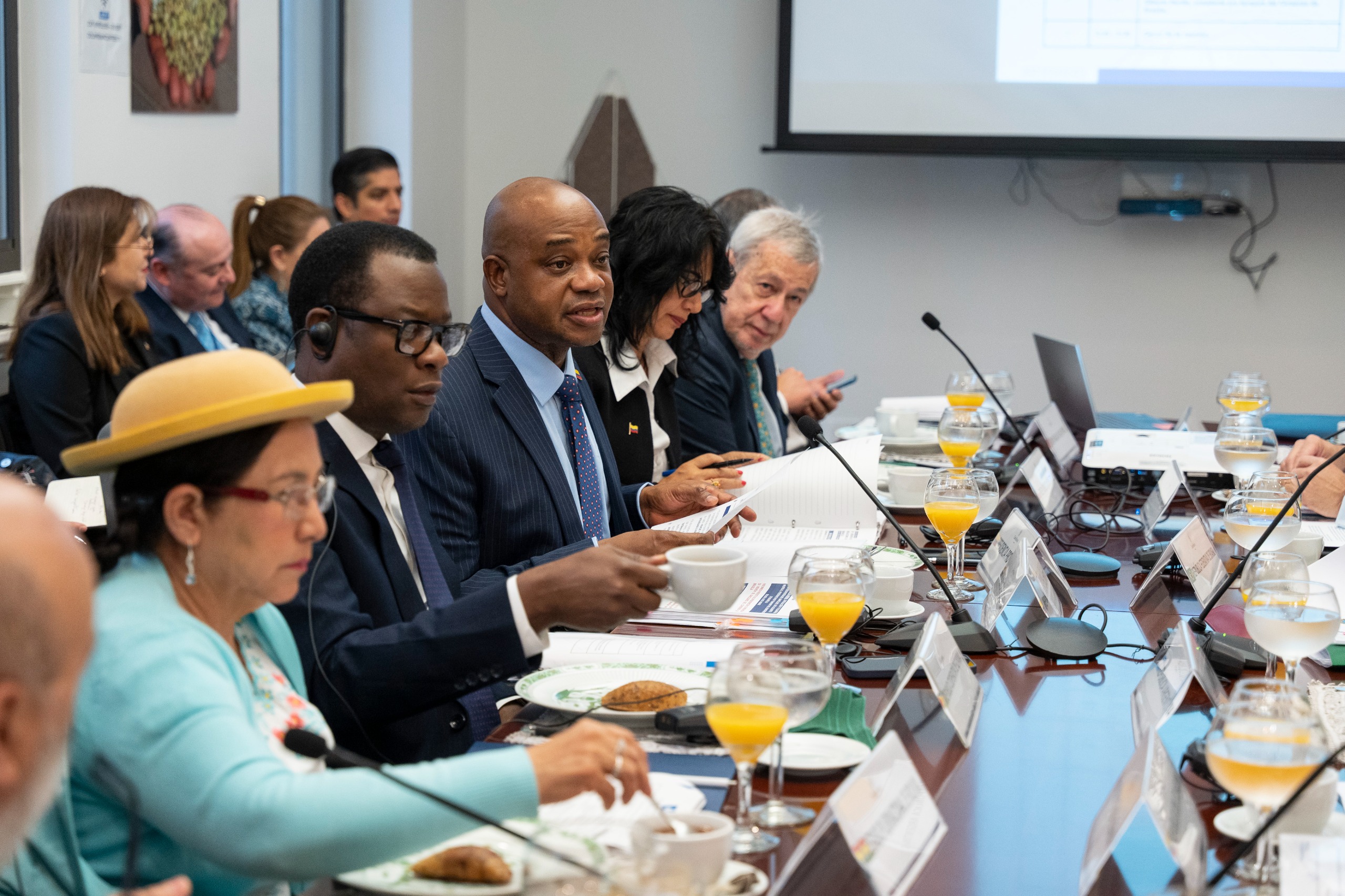 Ministro Luis Gilberto Murillo en reunión de cancilleres sudamericanos