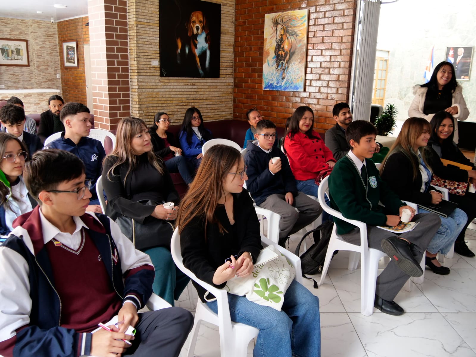 Un grupo de estudiantes del modelo SIMONU visitaron la Embajada de Cuba en Colombia como parte de su formación académica 
