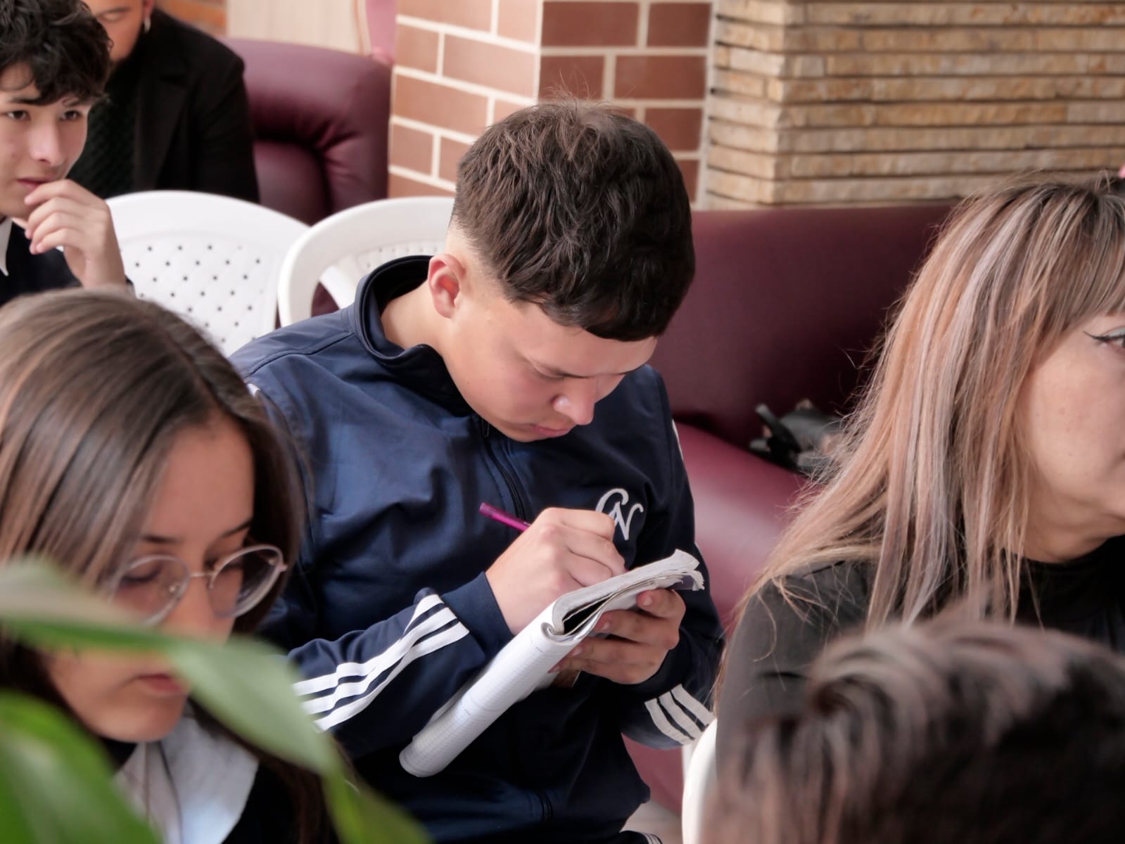 Un grupo de estudiantes del modelo SIMONU visitaron la Embajada de Cuba en Colombia como parte de su formación académica 