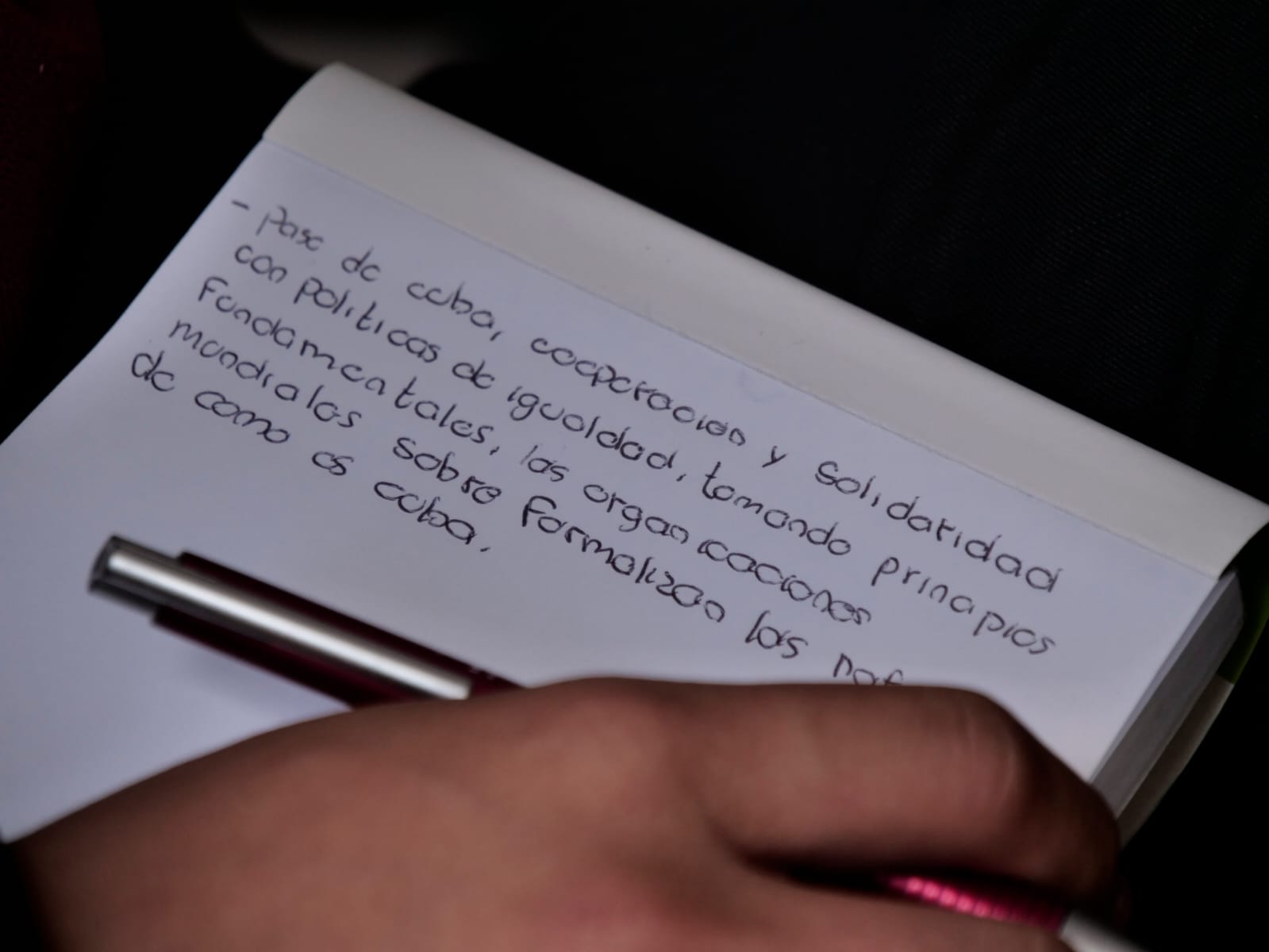 Un grupo de estudiantes del modelo SIMONU visitaron la Embajada de Cuba en Colombia como parte de su formación académica 
