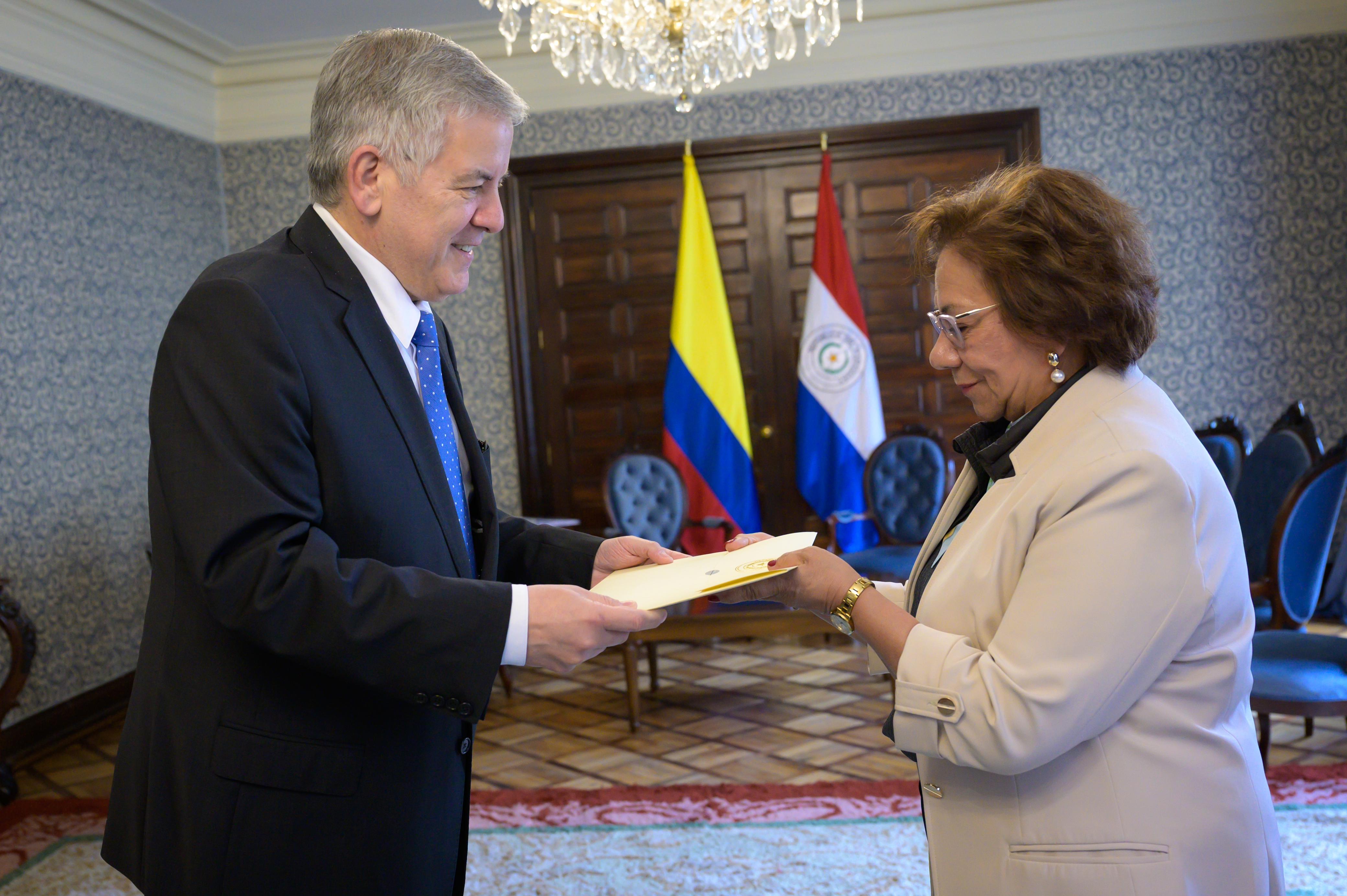 Nuevo Embajador de Paraguay en Colombia, Juan Alberto Baiardi Quesnel, presenta copias de estilo de sus cartas credenciales ante la Canciller (e) Rosa Yolanda Villavicencio Mapy