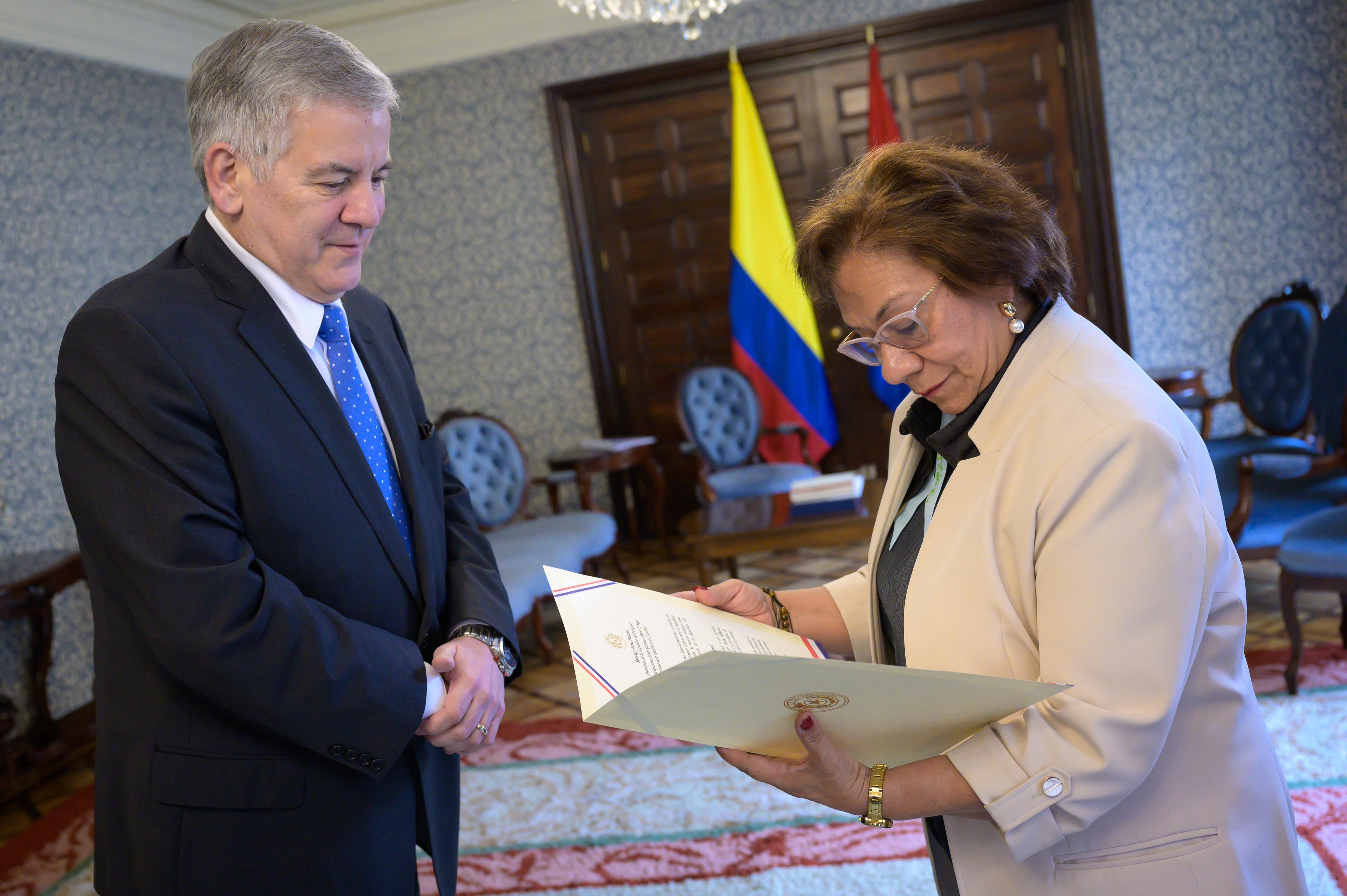 Nuevo Embajador de Paraguay en Colombia, Juan Alberto Baiardi Quesnel, presenta copias de estilo de sus cartas credenciales ante la Canciller (e) Rosa Yolanda Villavicencio Mapy