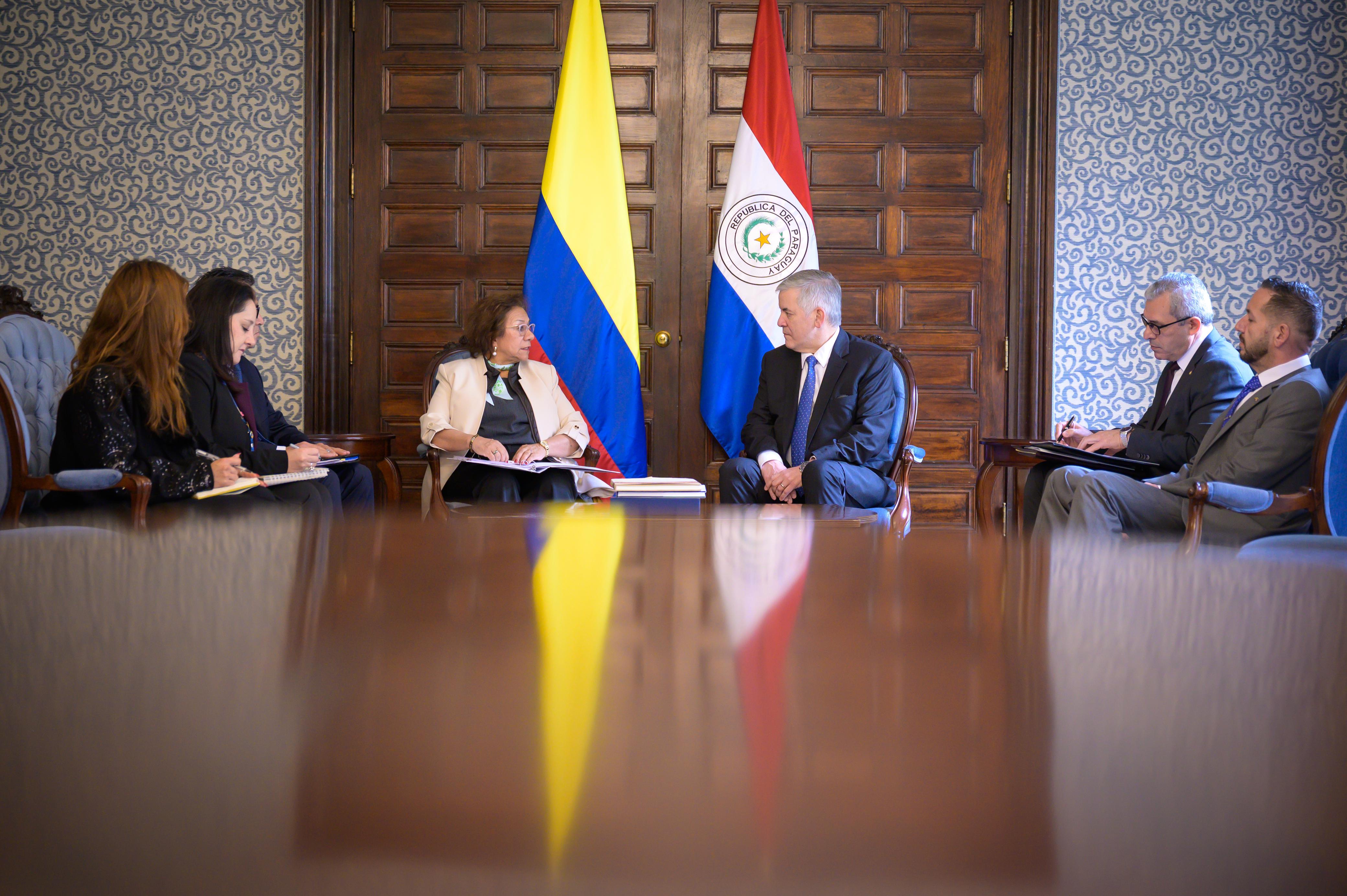 Nuevo Embajador de Paraguay en Colombia, Juan Alberto Baiardi Quesnel, presenta copias de estilo de sus cartas credenciales ante la Canciller (e) Rosa Yolanda Villavicencio Mapy